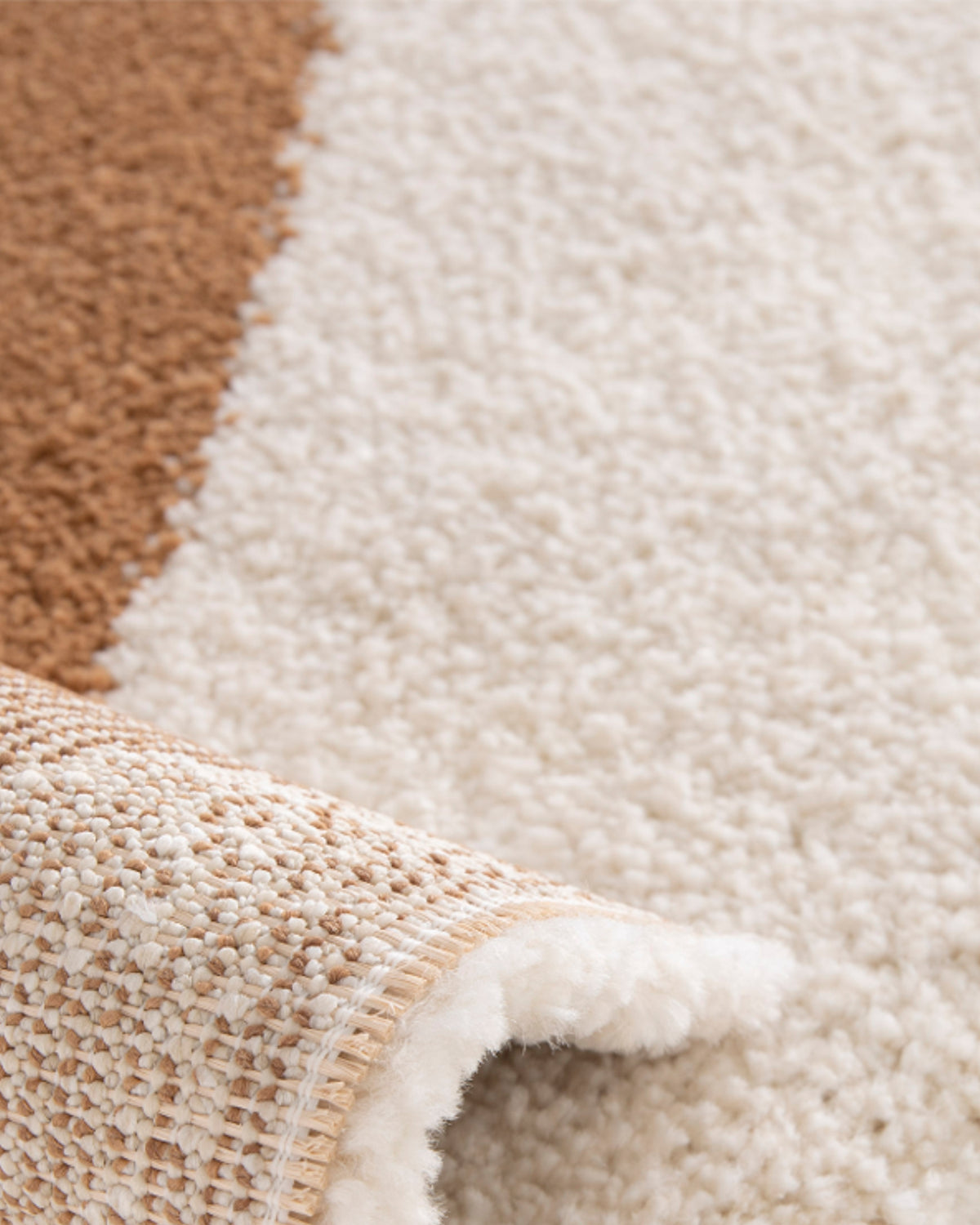 gros plan sur l'envers tissé et la jonction entre le caramel et l'écru d'un tapis Levante