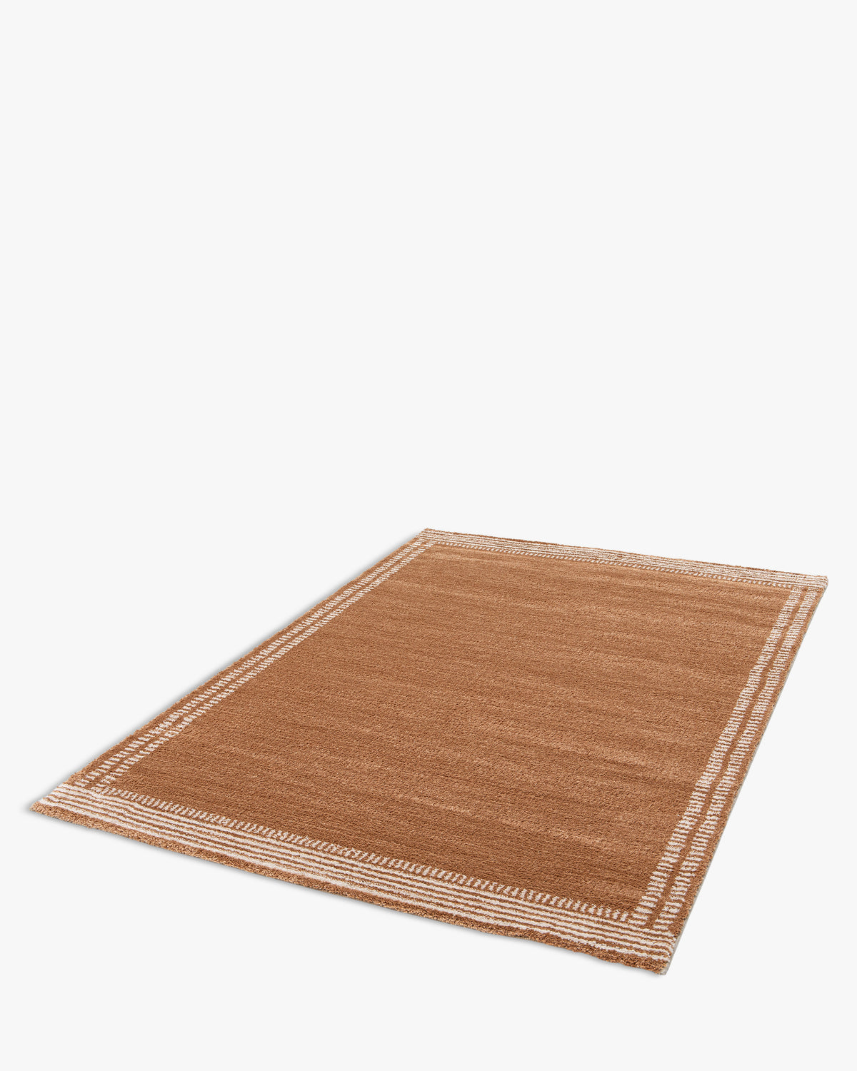 tapis de salon Haven petit format caramel à bordure rayée écrue - vue de trois quarts