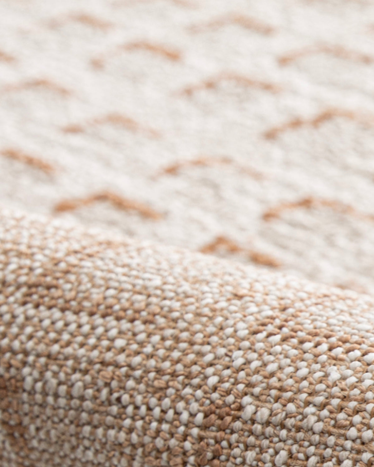 gros plan sur l'envers tissé et la lisière d'un tapis de salon Weave écru et caramel