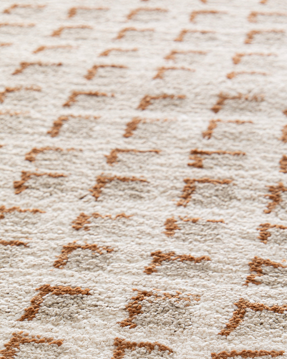 gros plan sur les points caramel du tissage serré d'un tapis de salon Weave écru