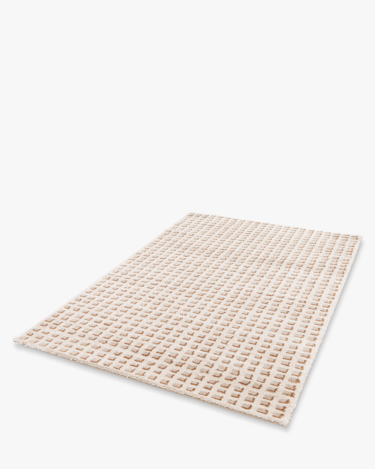 tapis de salon Weave rectangulaire écru à micro-damier caramel - vue de trois quarts