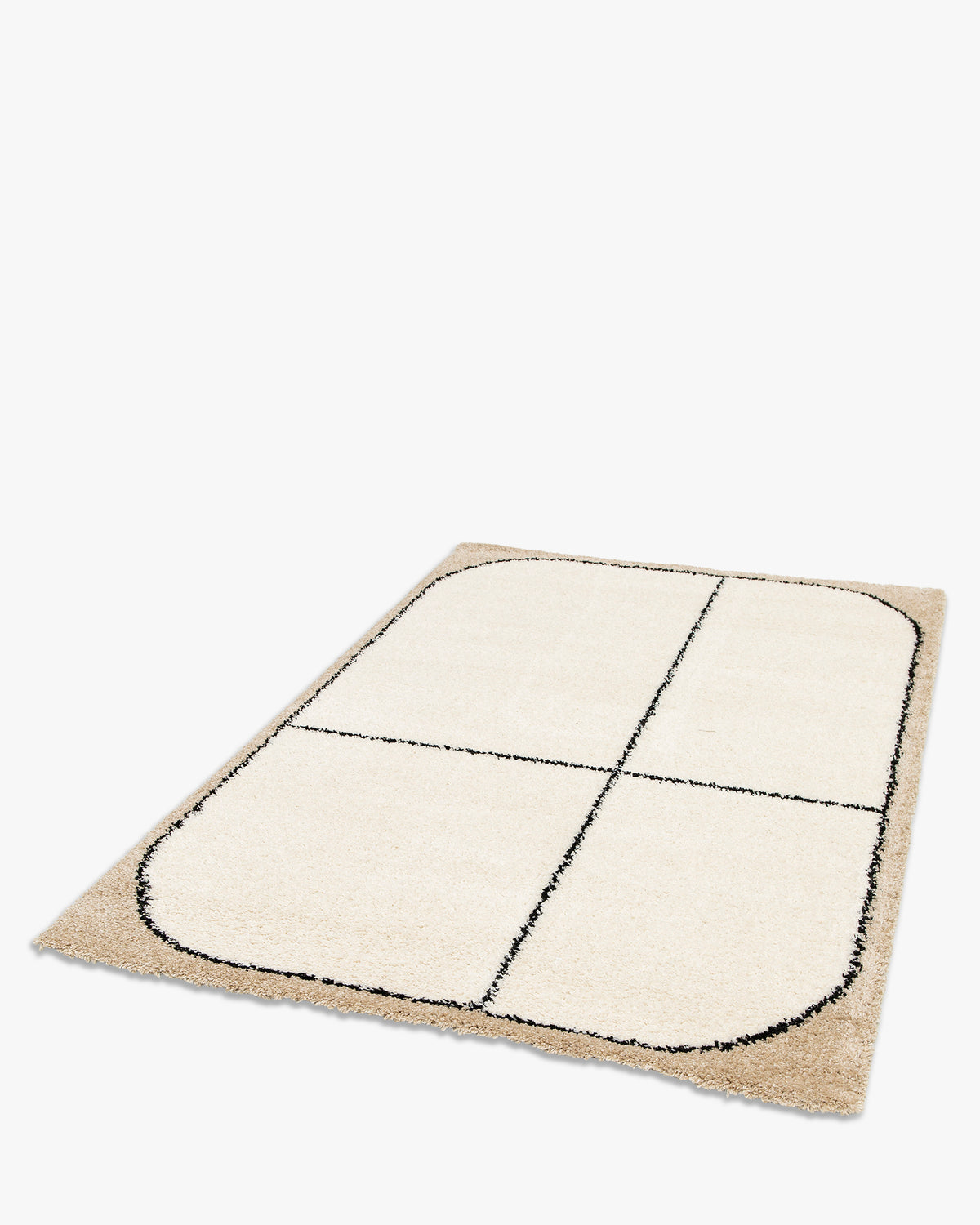 tapis de salon Kento rectangulaire écru à cadre noir et bordure sable - vue de trois quarts