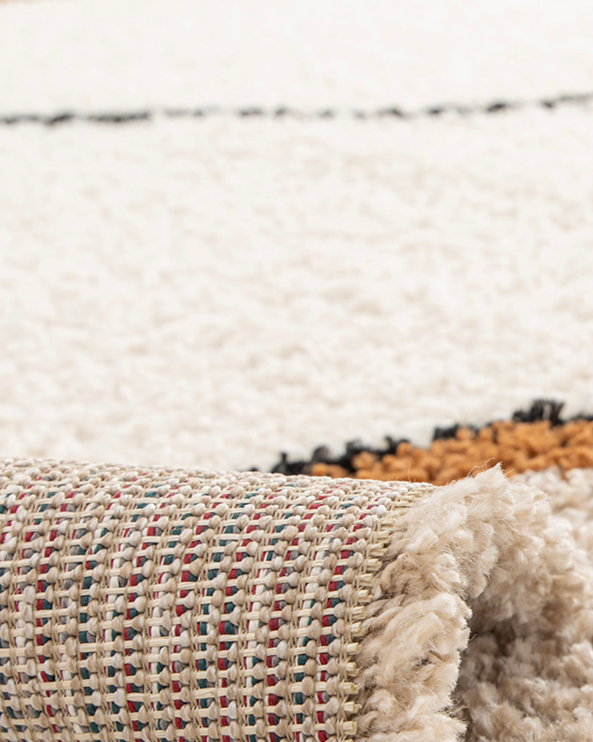 gros plan sur l'envers tissé rayé et la lisière d'un tapis Solano écru en petit format