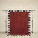 tapis ARDMORE grand format, rouge brique bordé de triangles bleus et écrus, sur un portant