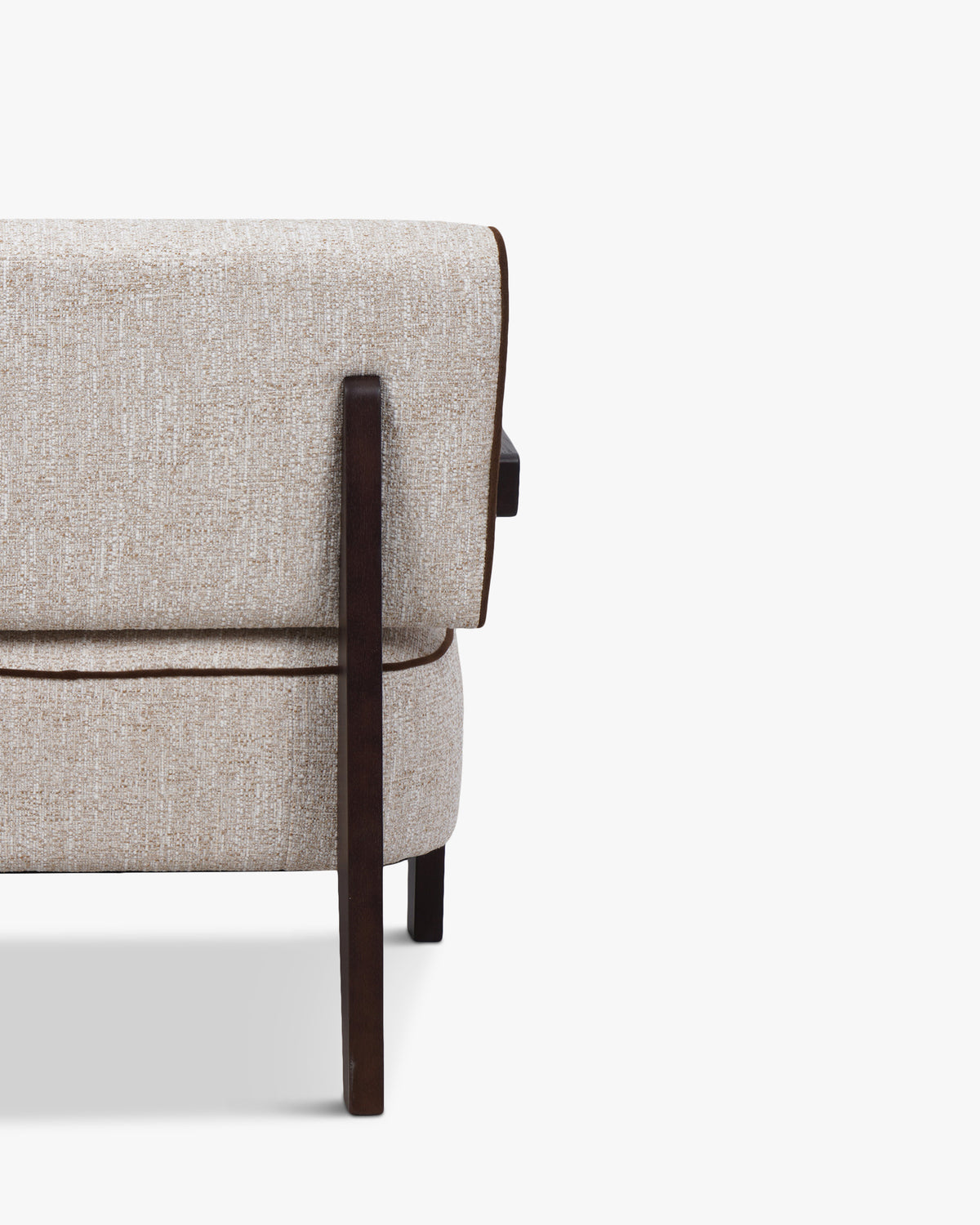 Fauteuil Elva - bois teinté noyer - jonction accoudoir et piètement en détail