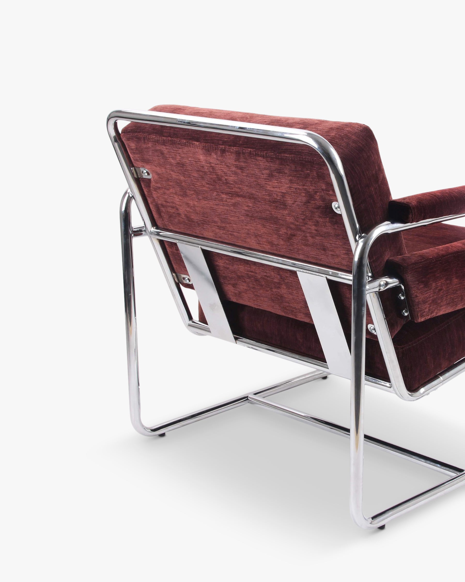 Fauteuil Kyle - velours bordeaux ligné - dos et piètement chromé en détail