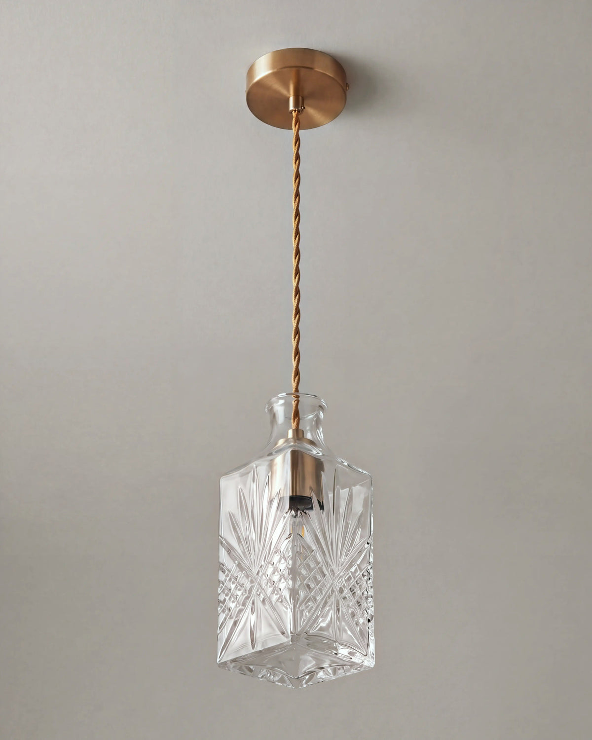 suspension ADLER en verre taillé façon carafe, câble torsadé et rosace en laiton
