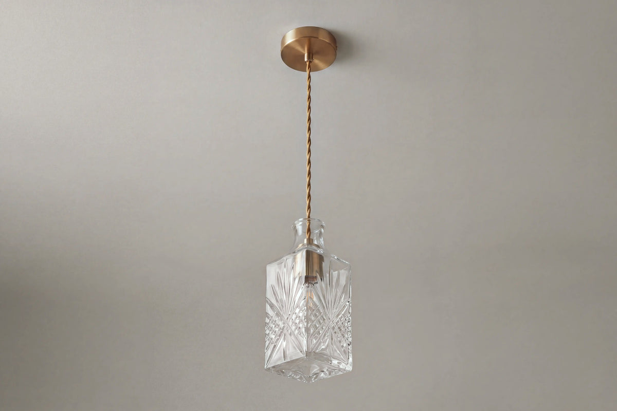 suspension ADLER en verre taillé, vue d'ensemble sur un plafond et un mur clairs