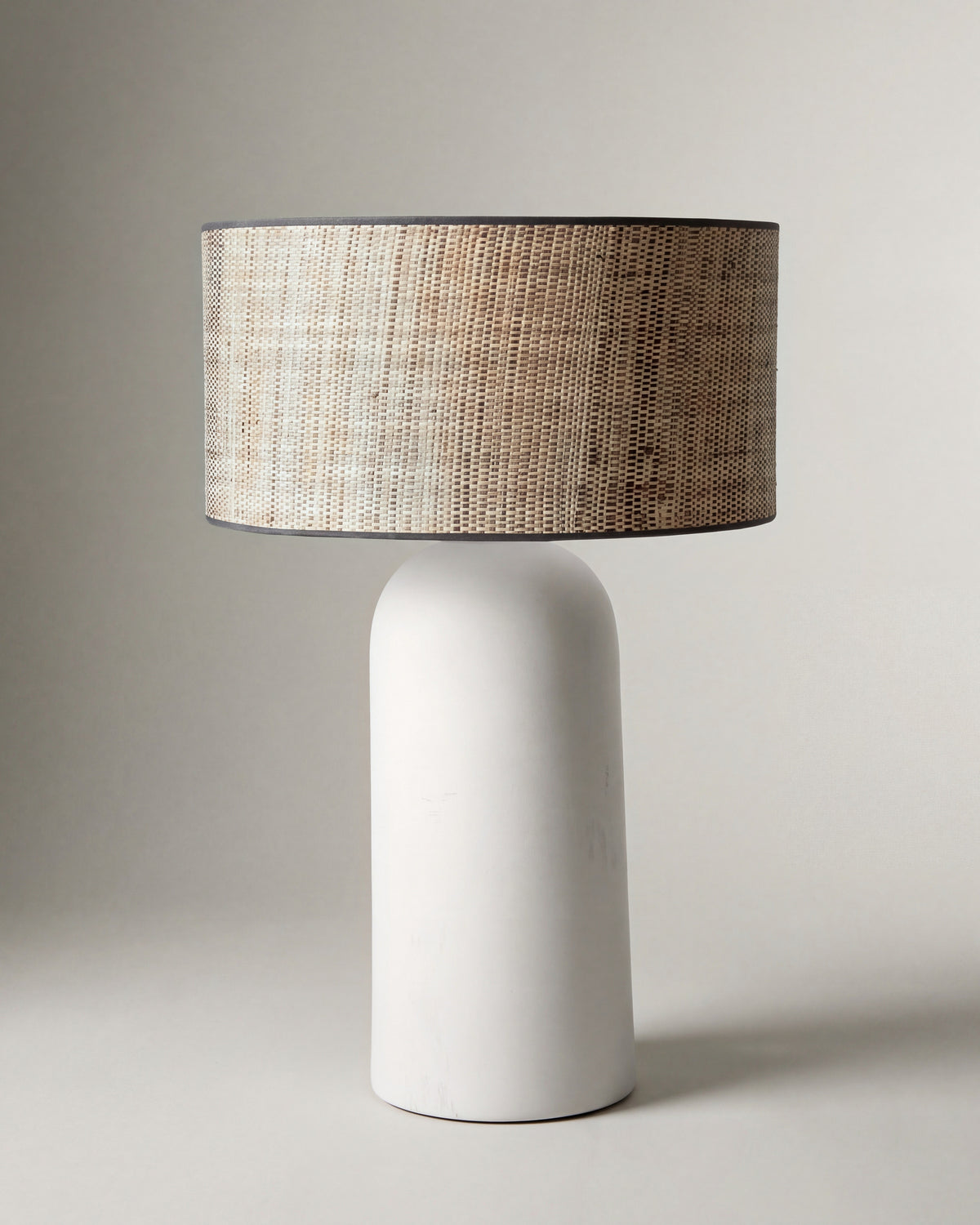 lampe de table AGAPE éteinte, pied en céramique blanche mate et abat-jour en rotin tressé