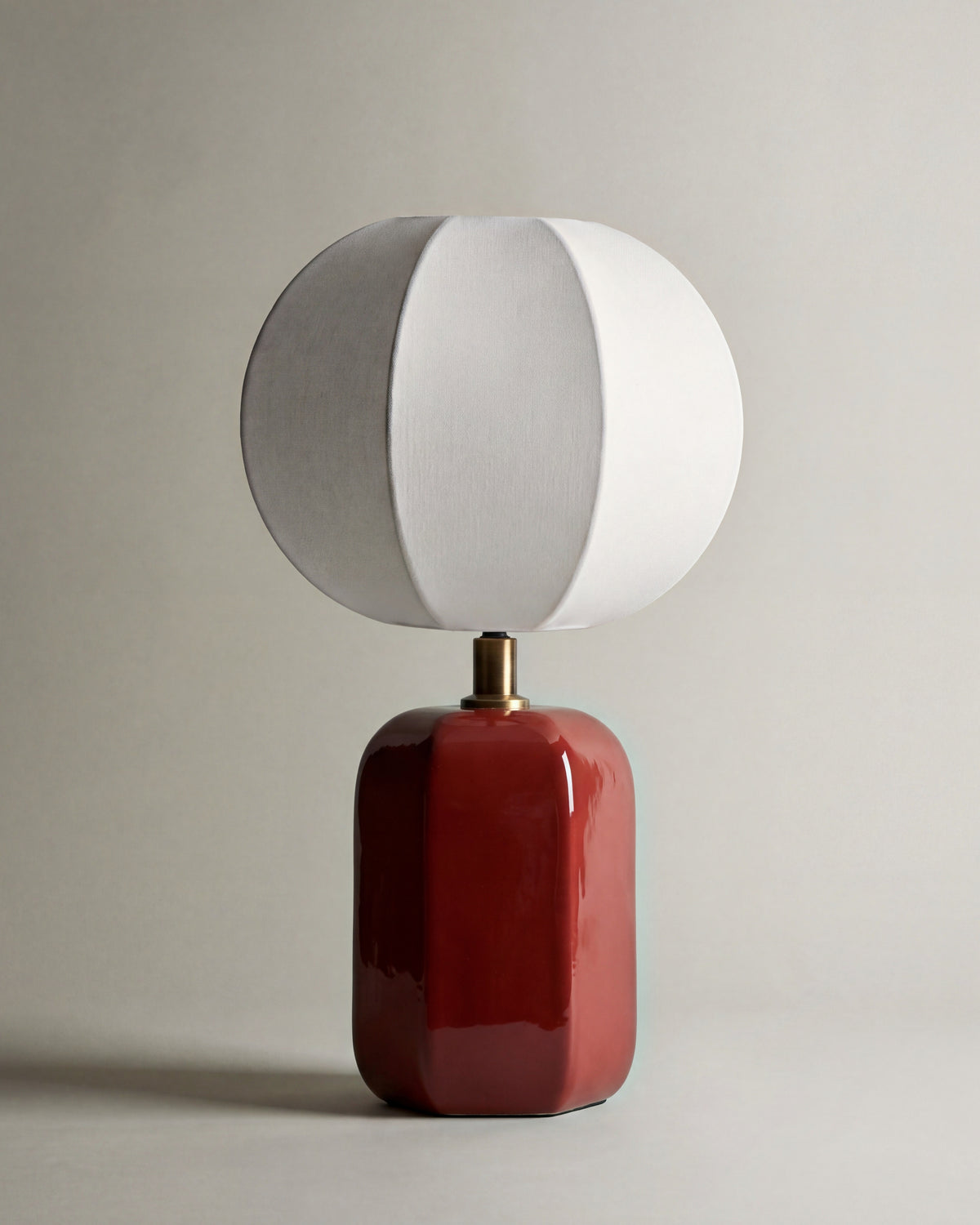lampe de table AGATHA éteinte, pied en céramique rouge et abat-jour à lobes, de face