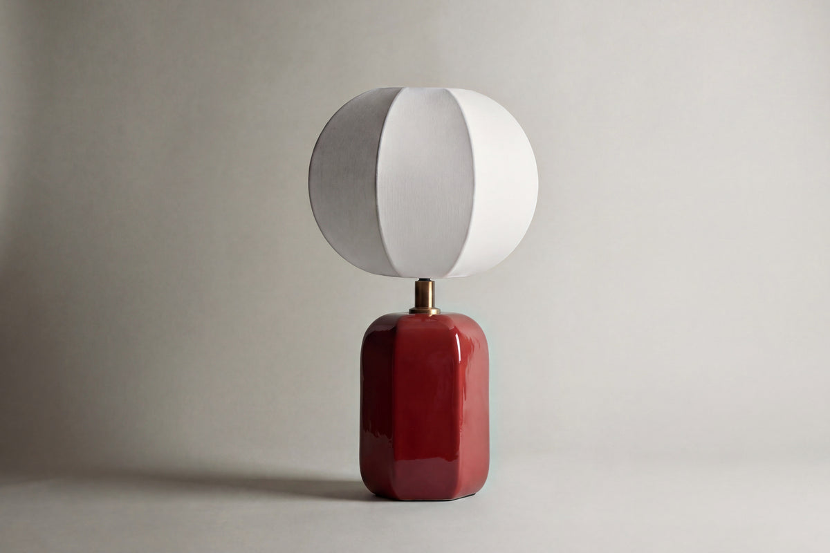 lampe de table AGATHA éteinte, pied en céramique rouge et abat-jour en lin écru à lobes