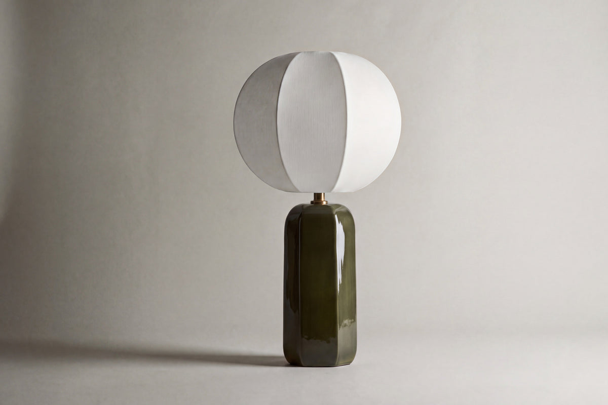 lampe de table AGATHE éteinte, pied en céramique vert kaki et abat-jour écru à lobes
