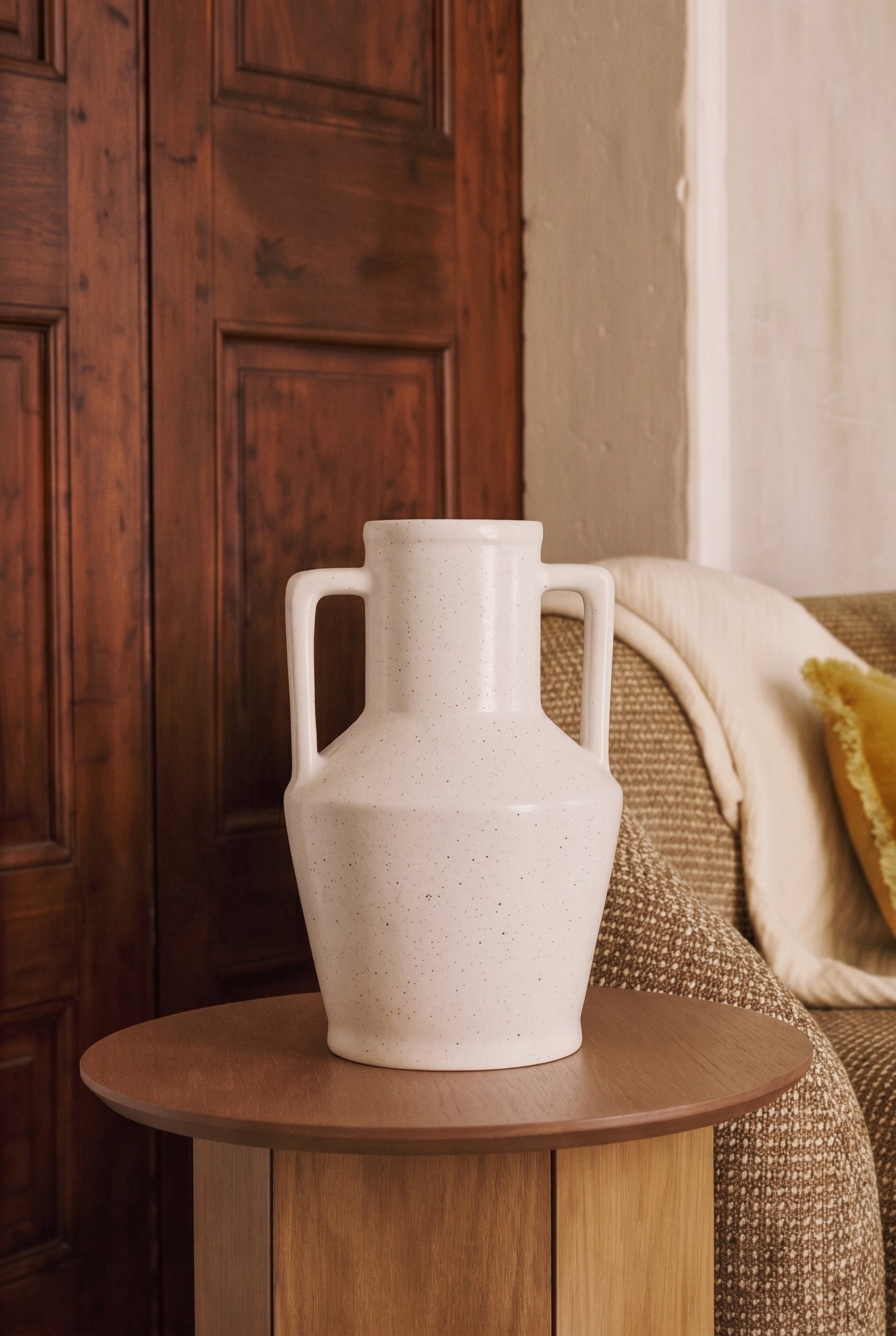 vase Alda - céramique blanche mouchetée à anses - vue de trois quarts