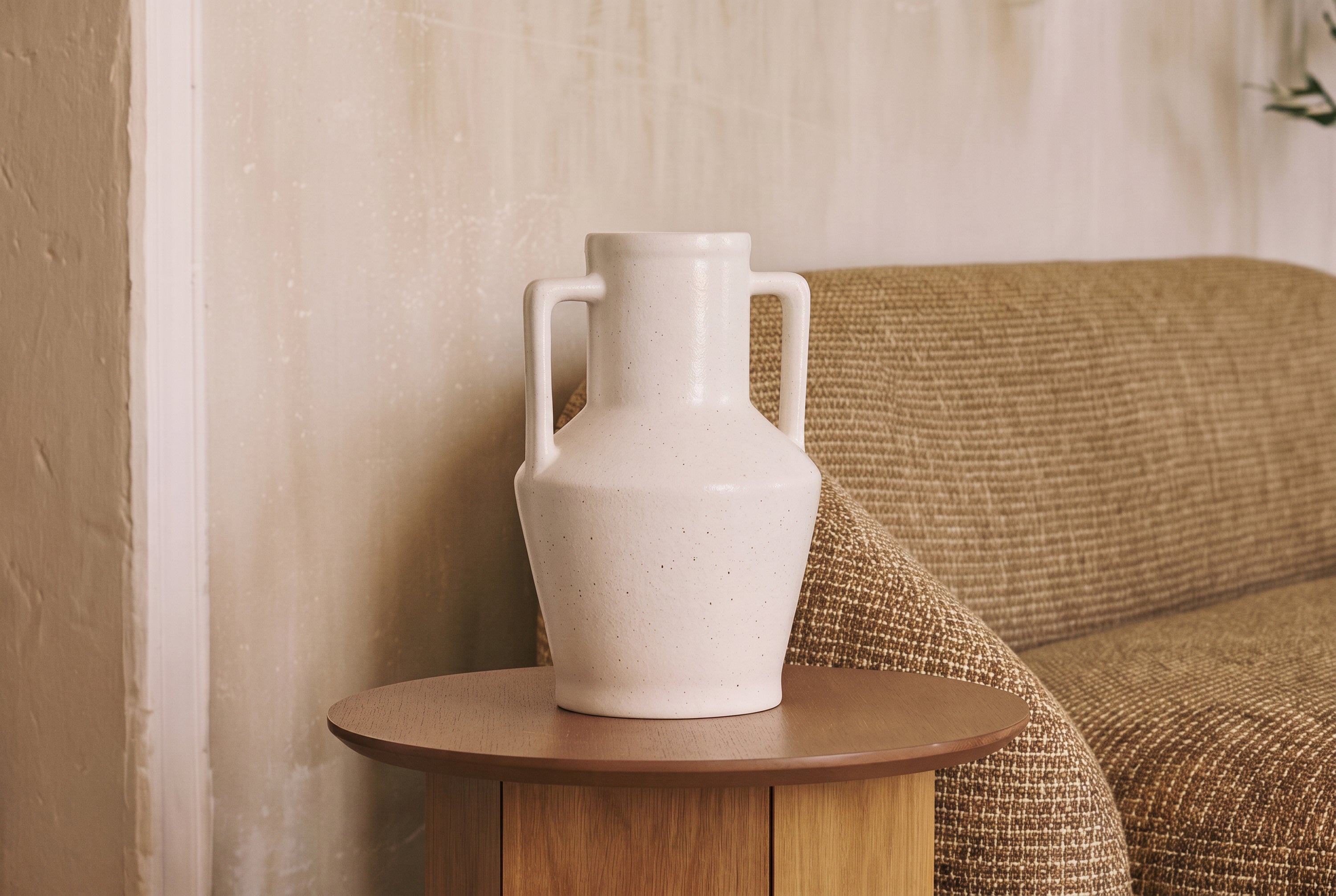 vase Alda - céramique blanche mouchetée à anses - mise en situation salon