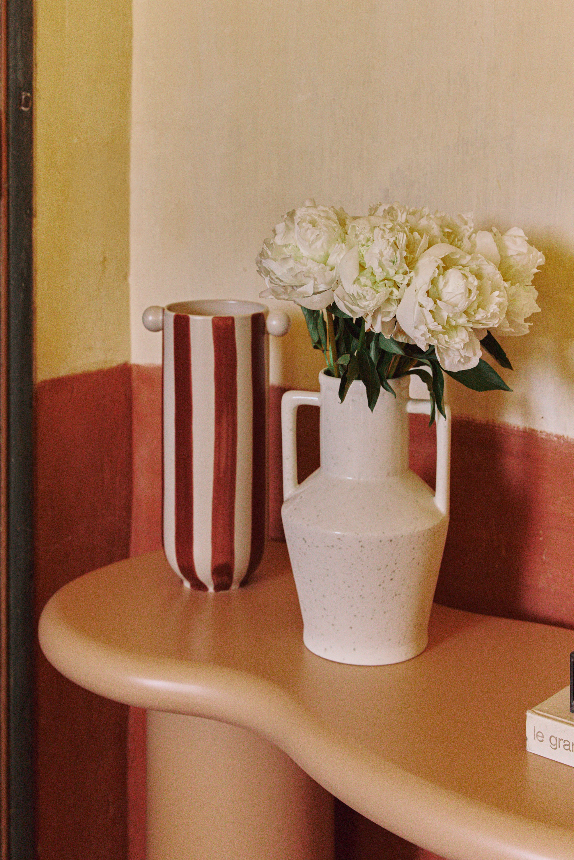 vase Alda - céramique blanche mouchetée - détail avec pivoines blanches