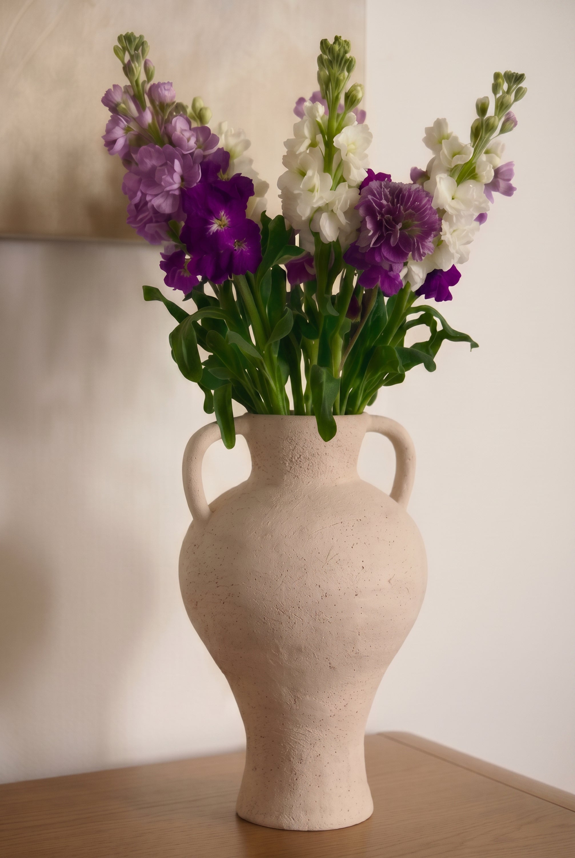 vase Anabela - céramique beige sable texturée à anses - détail avec bouquet violet et blanc
