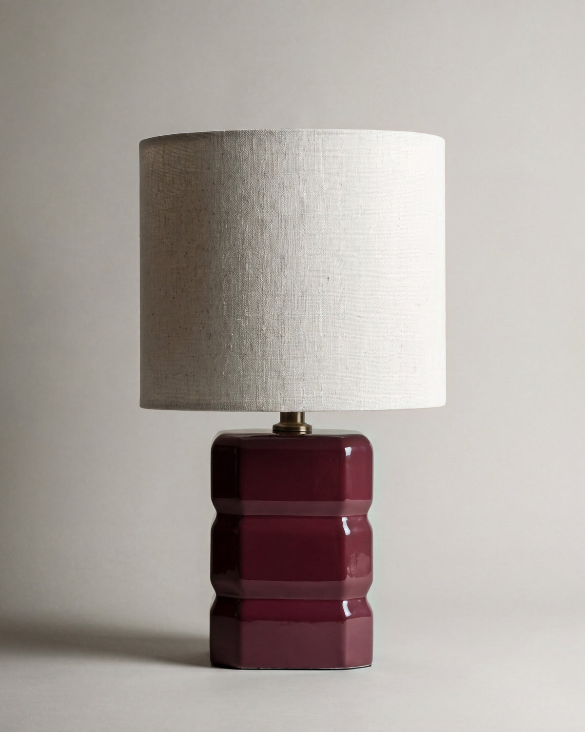 lampe de table ANYA éteinte, pied en céramique prune à gradins et abat-jour en lin écru