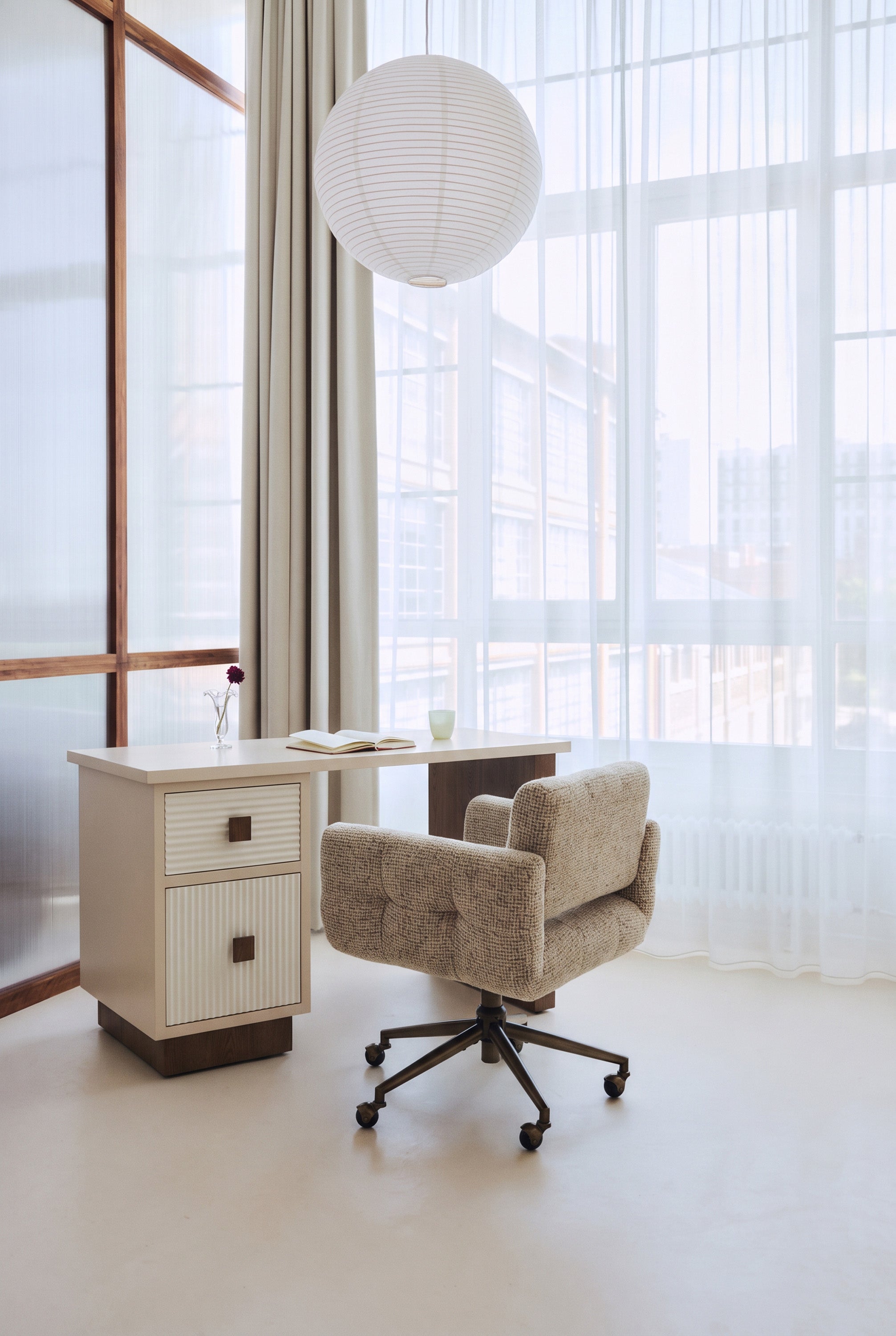 Bureau Archi - NV GALLERY - bois beige et bois teinte noyer - avec fauteuil bouclé et suspension