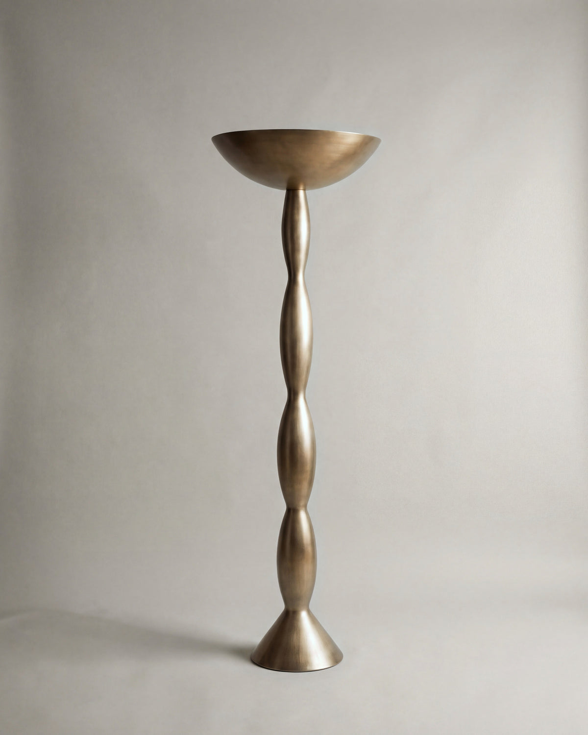 lampadaire ARDENIA en laiton antique, vasque ouverte et fût tourné en balustre, de face