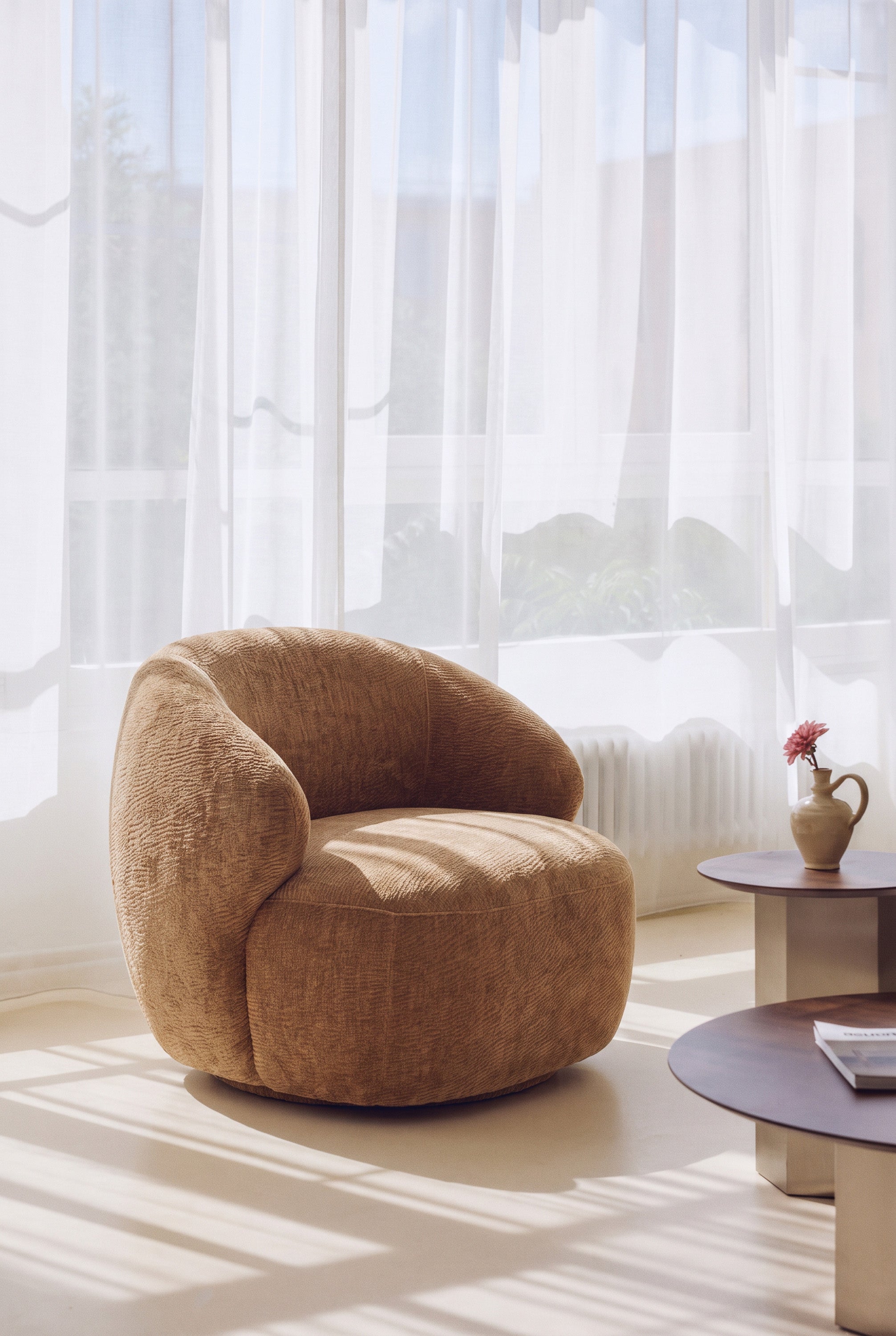 Fauteuil Aspen - tissu camel crêpé - silhouette galbée en gros plan