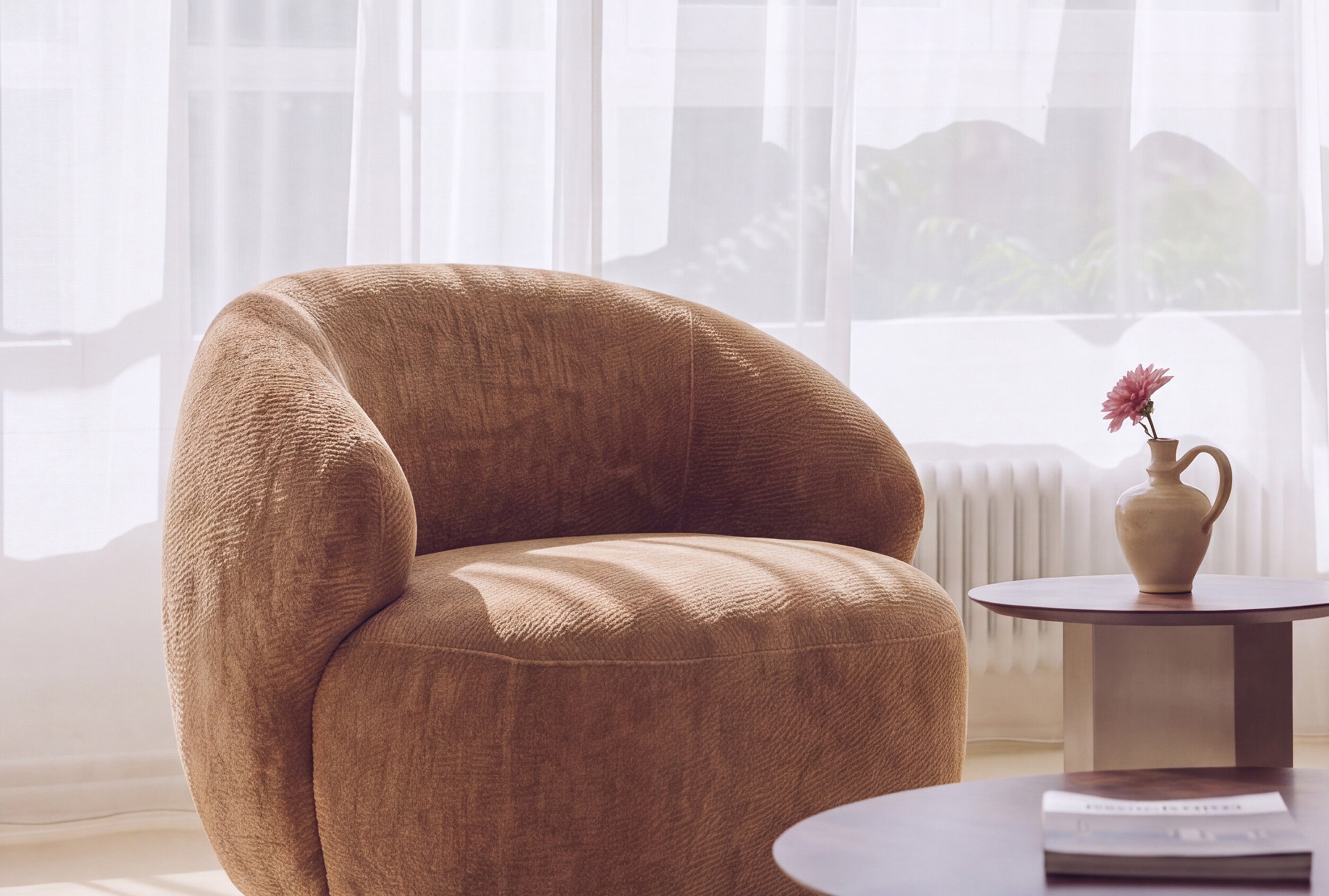 Fauteuil Aspen - NV GALLERY - tissu camel crêpé - près d'une fenêtre voilée