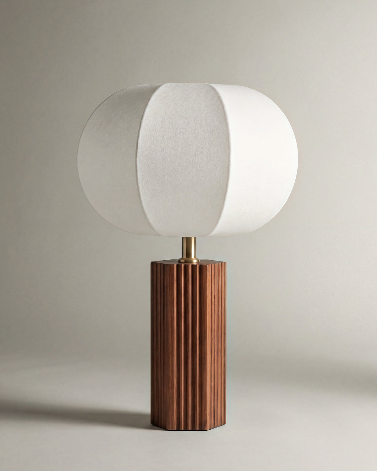 lampe de table AVAIA éteinte, pied cannelé en noyer et abat-jour à lobes, vue de face