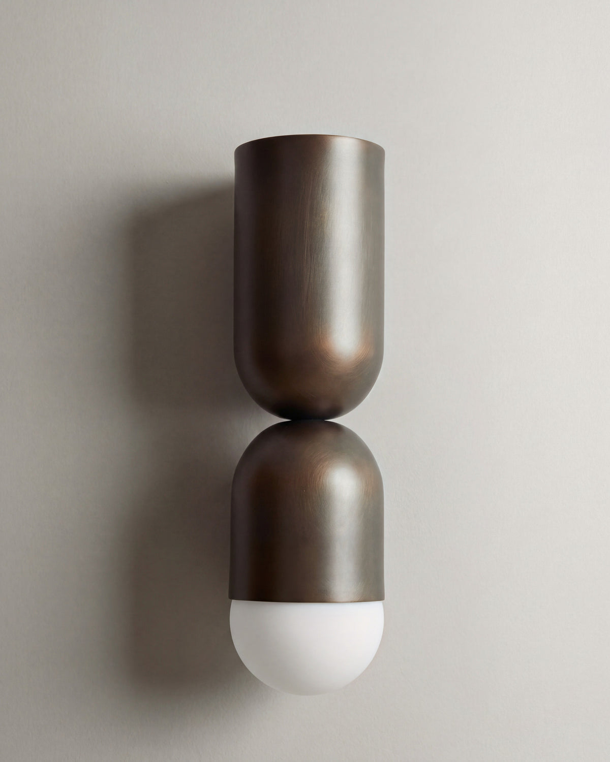 applique murale AYOKA en métal bronze et globe en verre opalin, vue de face éteinte