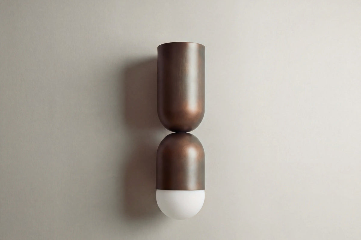 applique murale AYOKA en métal bronze et globe en verre opalin, cadrage resserré de face