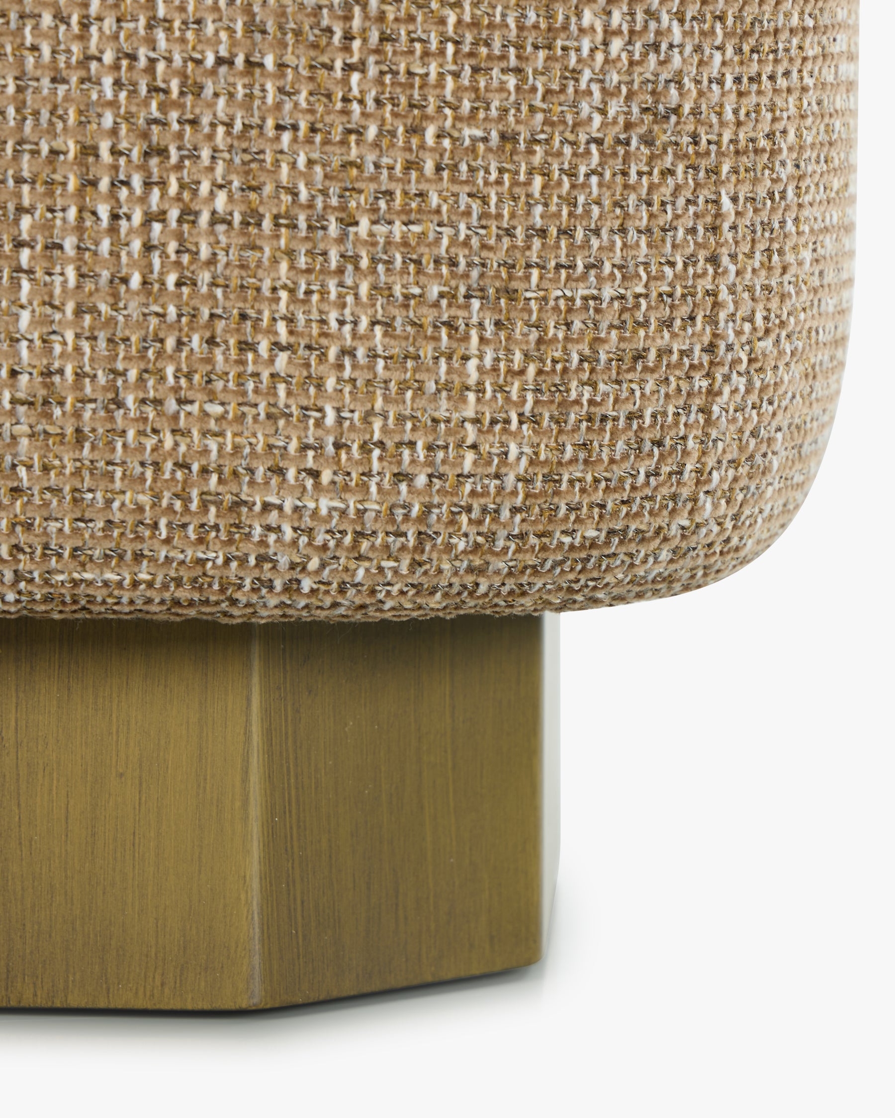 Banc Alyss - bois bronze brossé - piètement facetté en détail