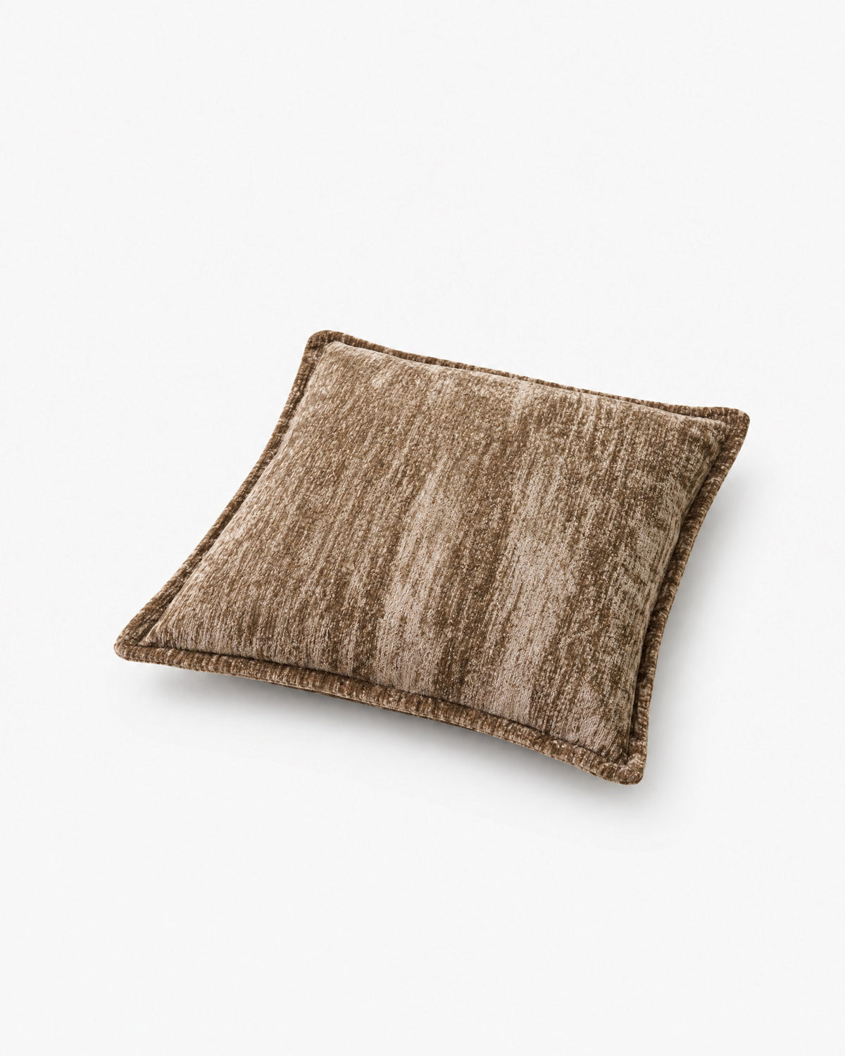 coussin carré BLIZZARD en chenille brun chiné à bord plat, vue de trois quarts en plongée
