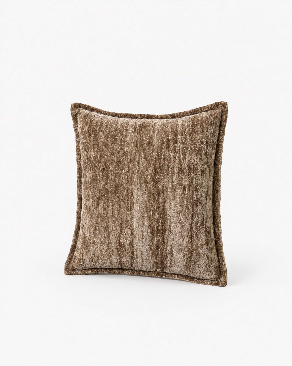 coussin carré BLIZZARD en chenille brun chiné à bord plat, vue de face légèrement inclinée