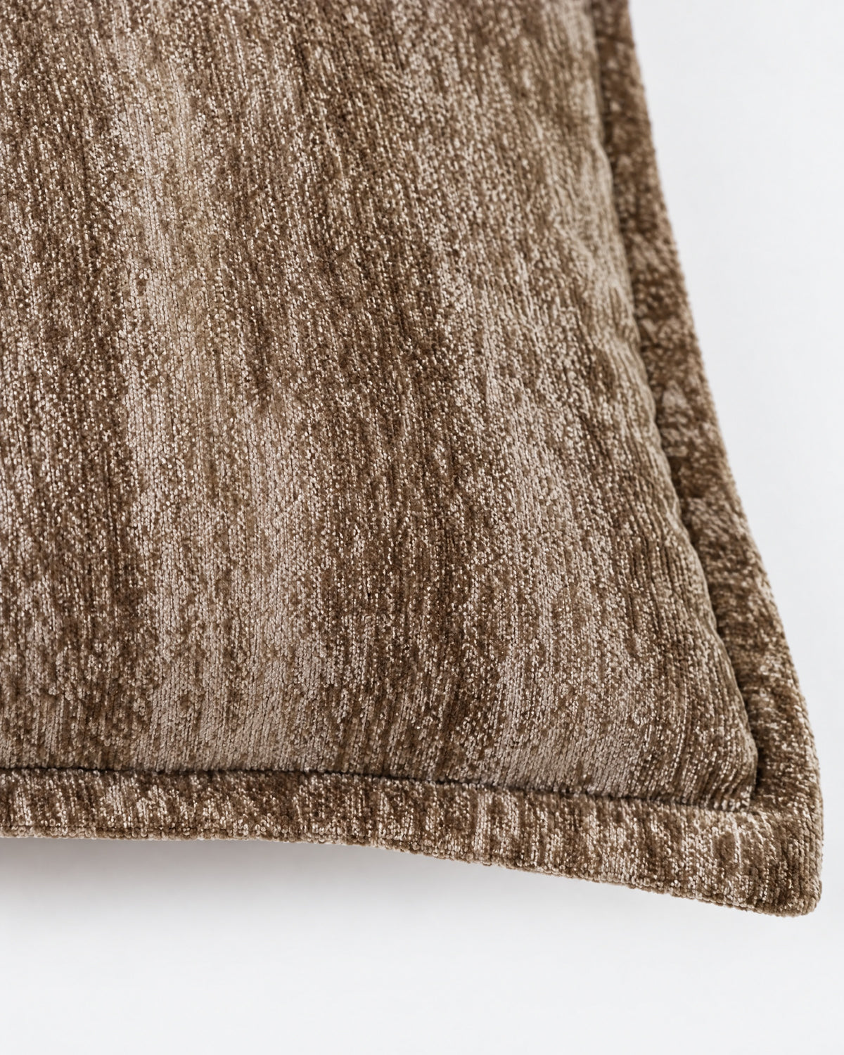 gros plan sur le bord plat et la chenille brun chiné aux reflets clairs du coussin BLIZZARD