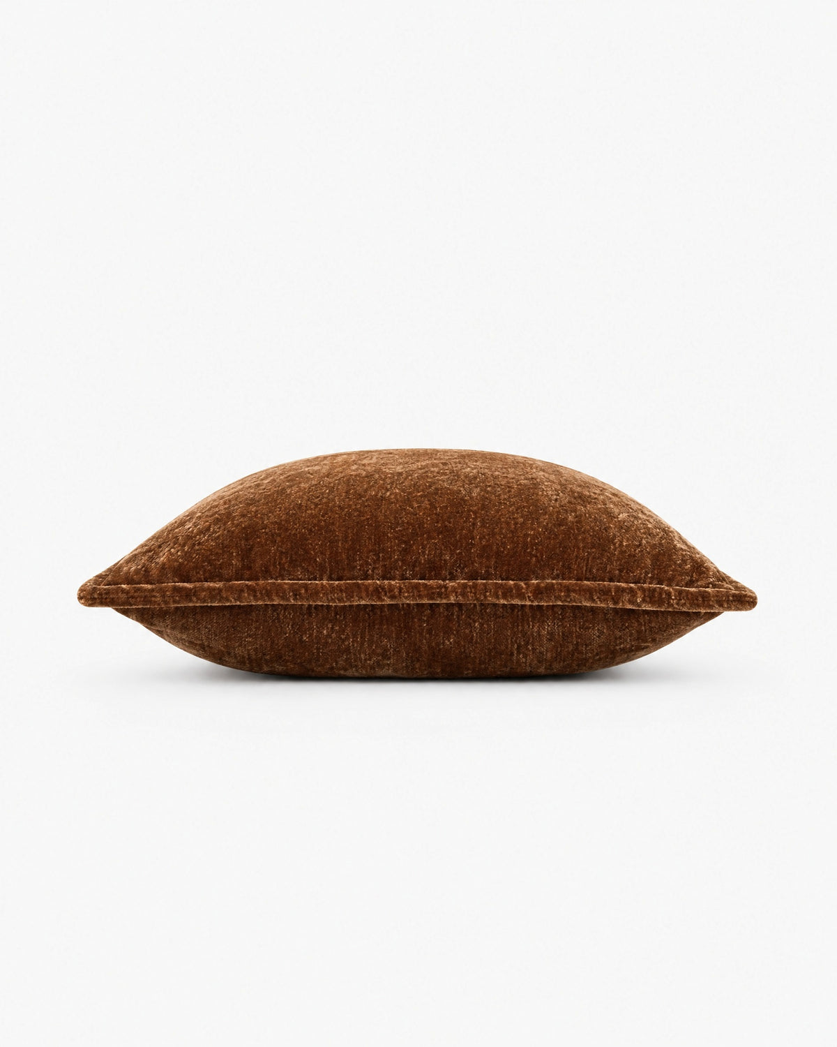 coussin carré BLIZZARD en chenille brun cognac vu de profil, épaisseur et bord plat visibles