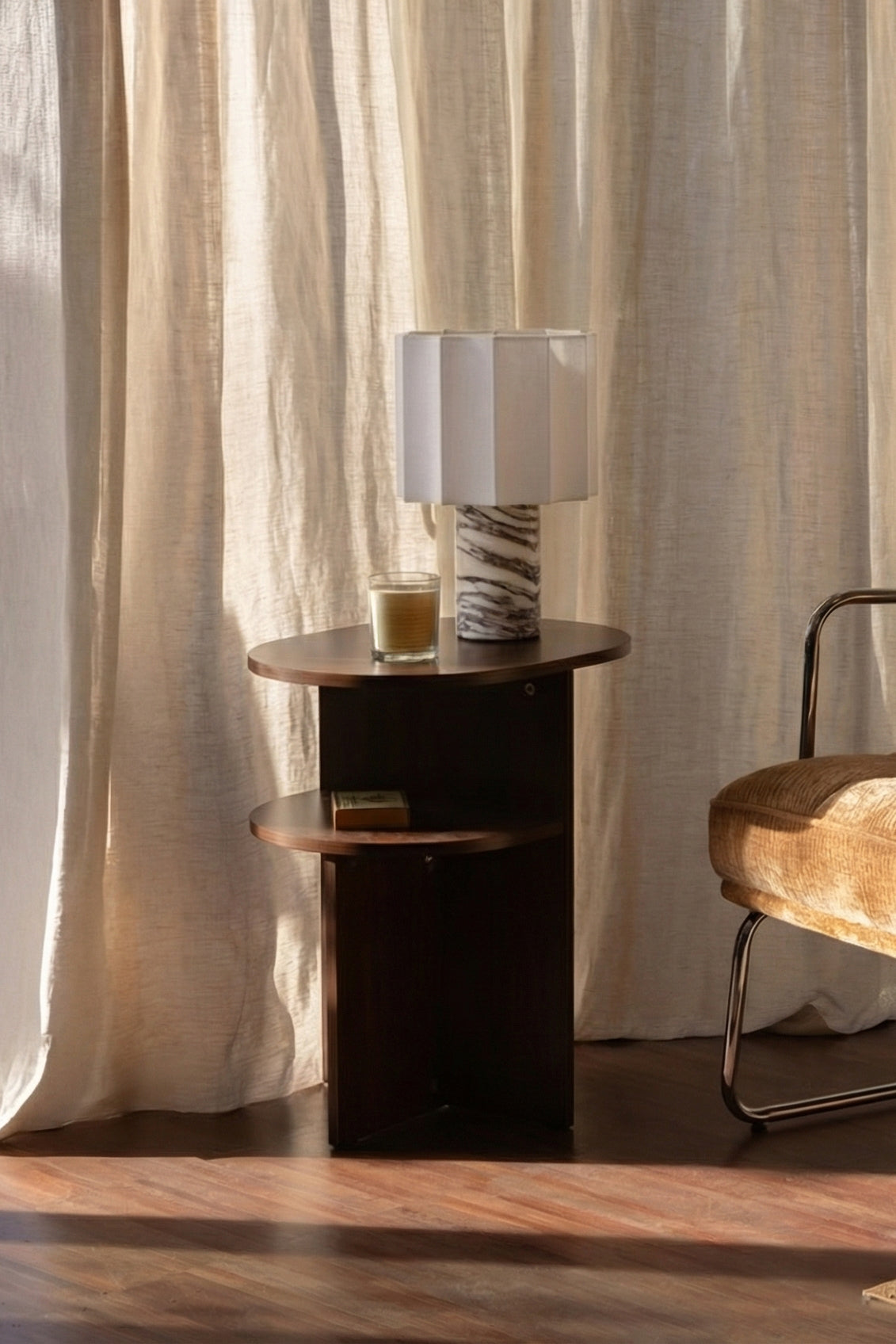 Vue de détail lampe de table Bridget marbre veiné et tissu blanc - NV GALLERY