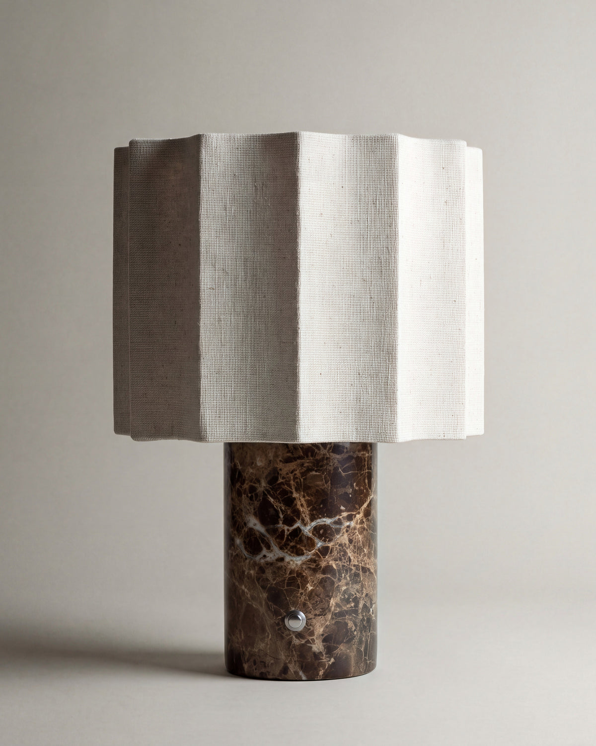 lampe de table BRIDGET éteinte, pied en marbre Dark Emperador et abat-jour en lin à pans