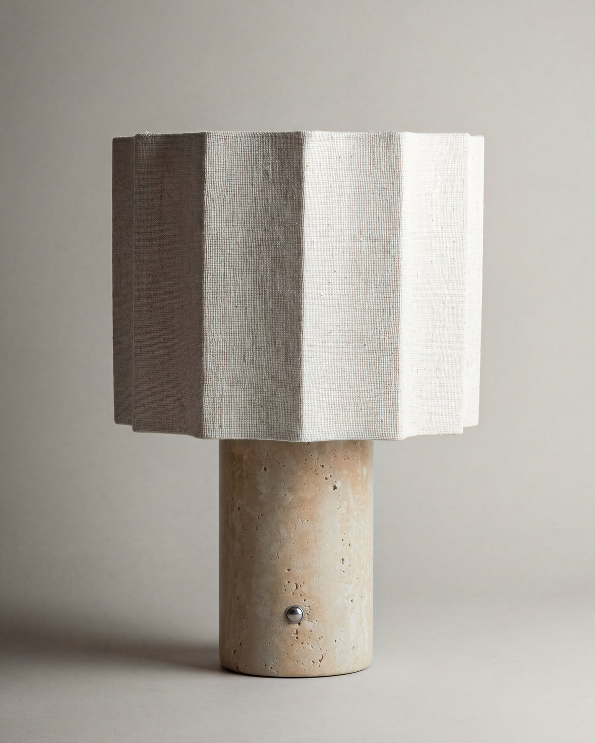 lampe de table BRIDGET éteinte, pied cylindrique en travertin et abat-jour en lin à pans