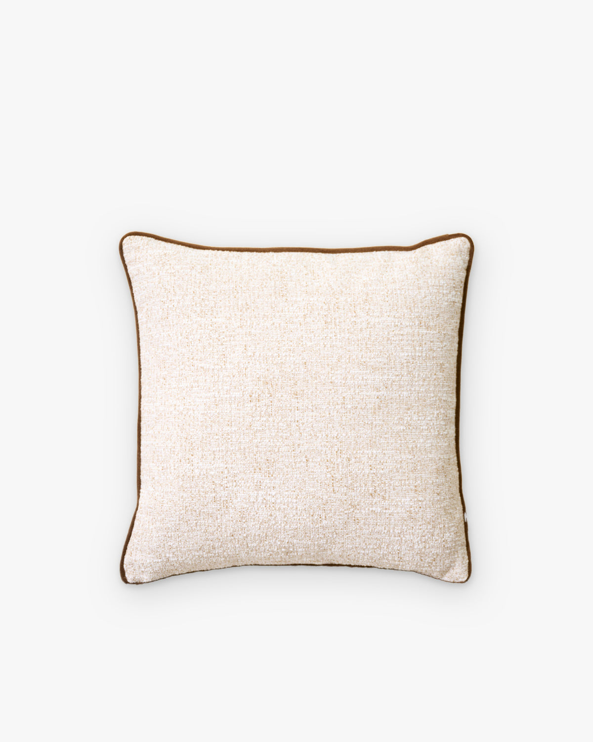 coussin carré CARIBOU en bouclé écru à passepoil marron, vue de face sur fond blanc