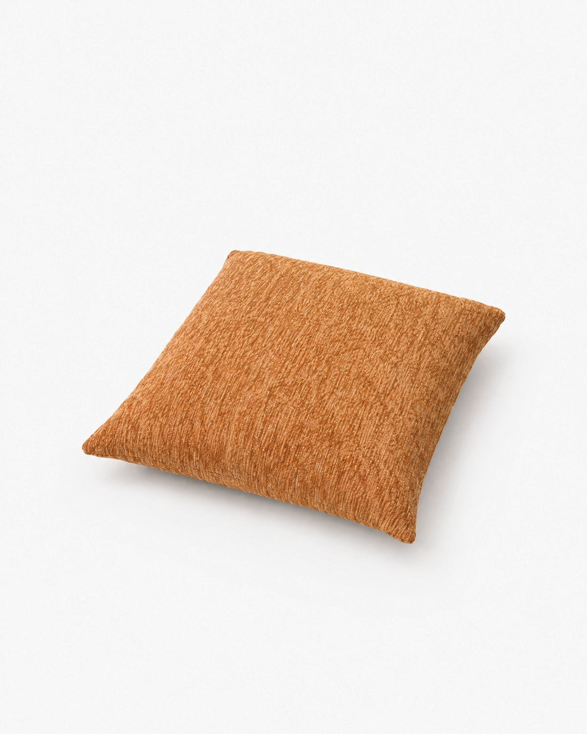 coussin carré CASTLE en chenille caramel, vue de trois quarts en plongée sur fond blanc
