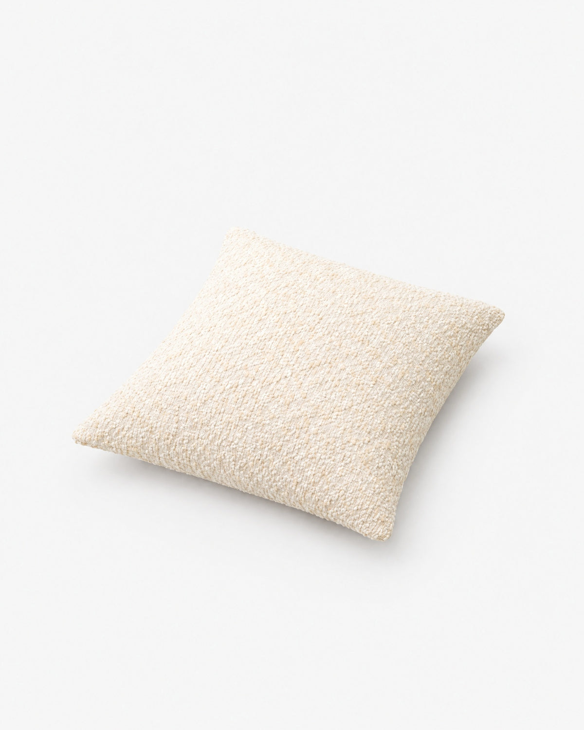 coussin carré CASTLE en bouclé écru, vue de trois quarts en plongée sur fond blanc