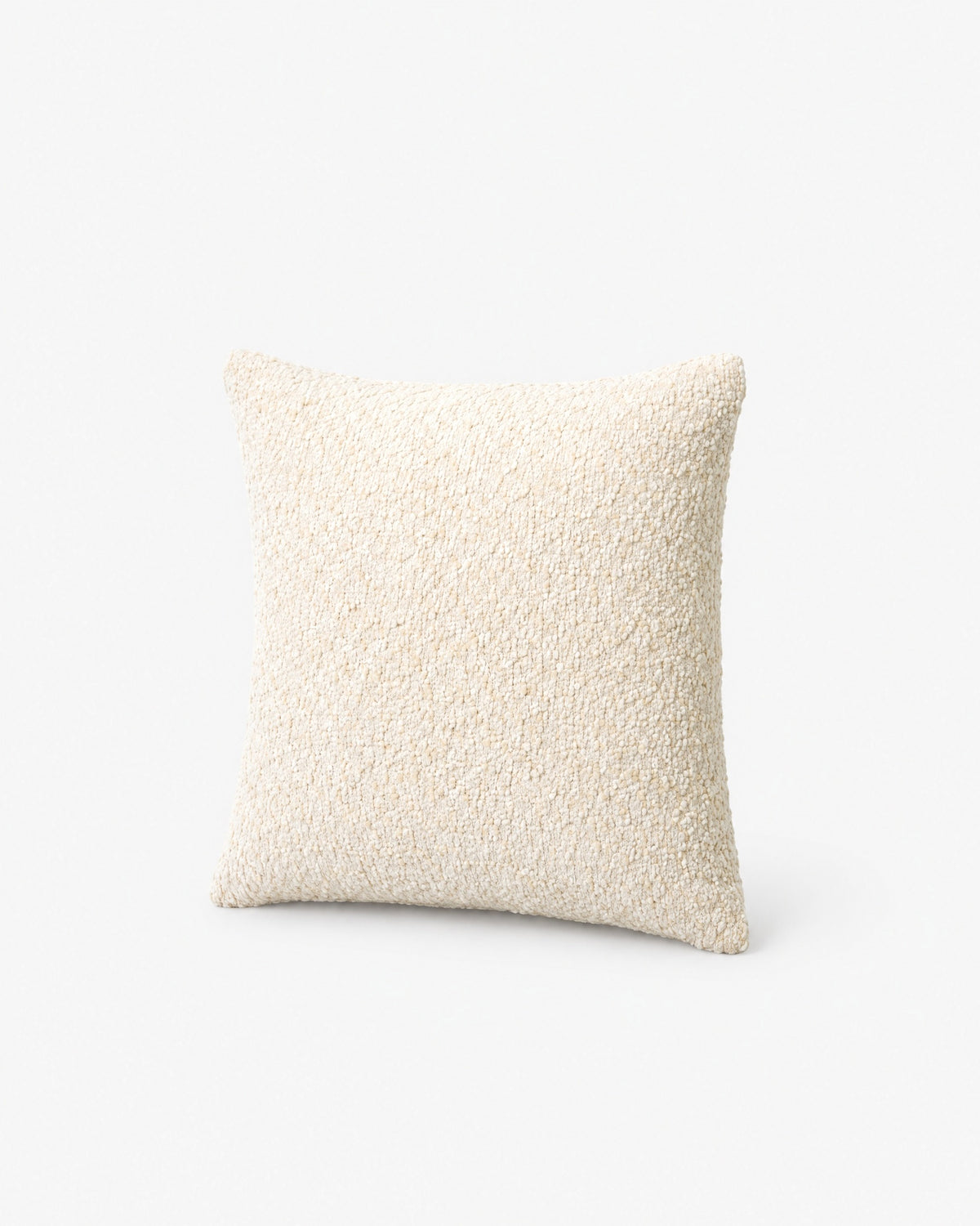 coussin carré CASTLE en bouclé écru, vue de face légèrement inclinée sur fond blanc