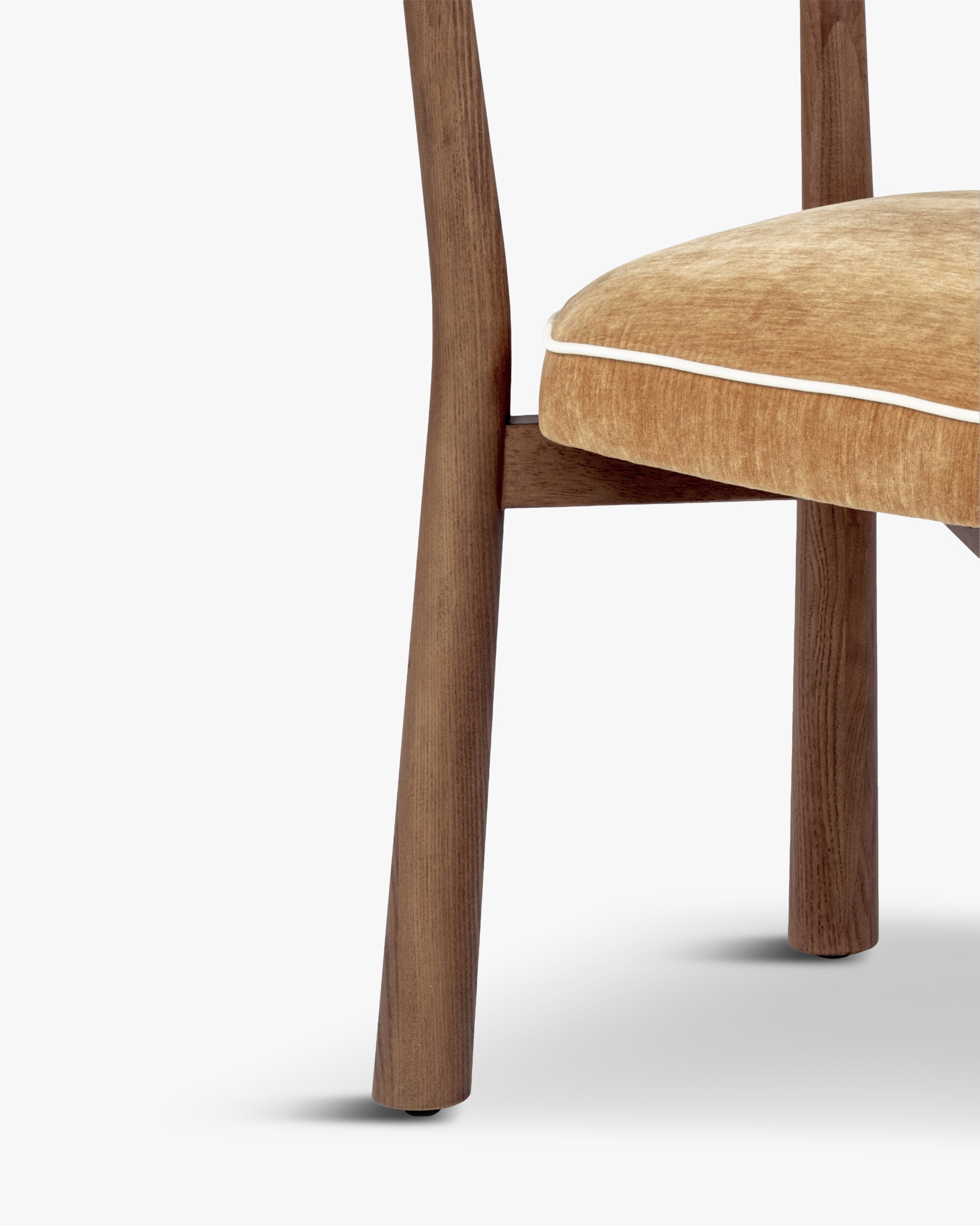 Chaise Anna - bois teinté noyer - pied en détail