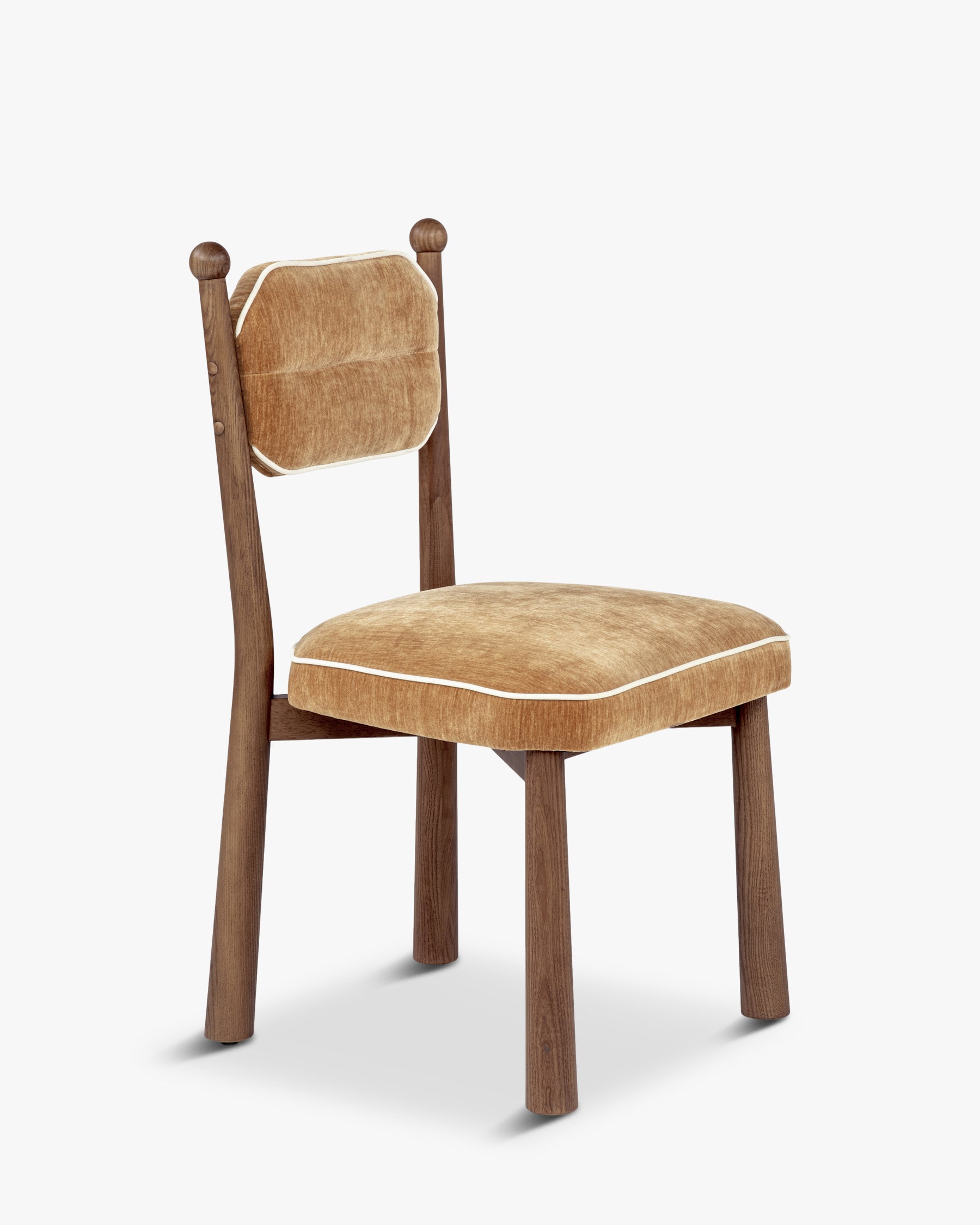 Chaise Anna - velours chenillé camel doré et bois teinté noyer - vue de trois-quarts