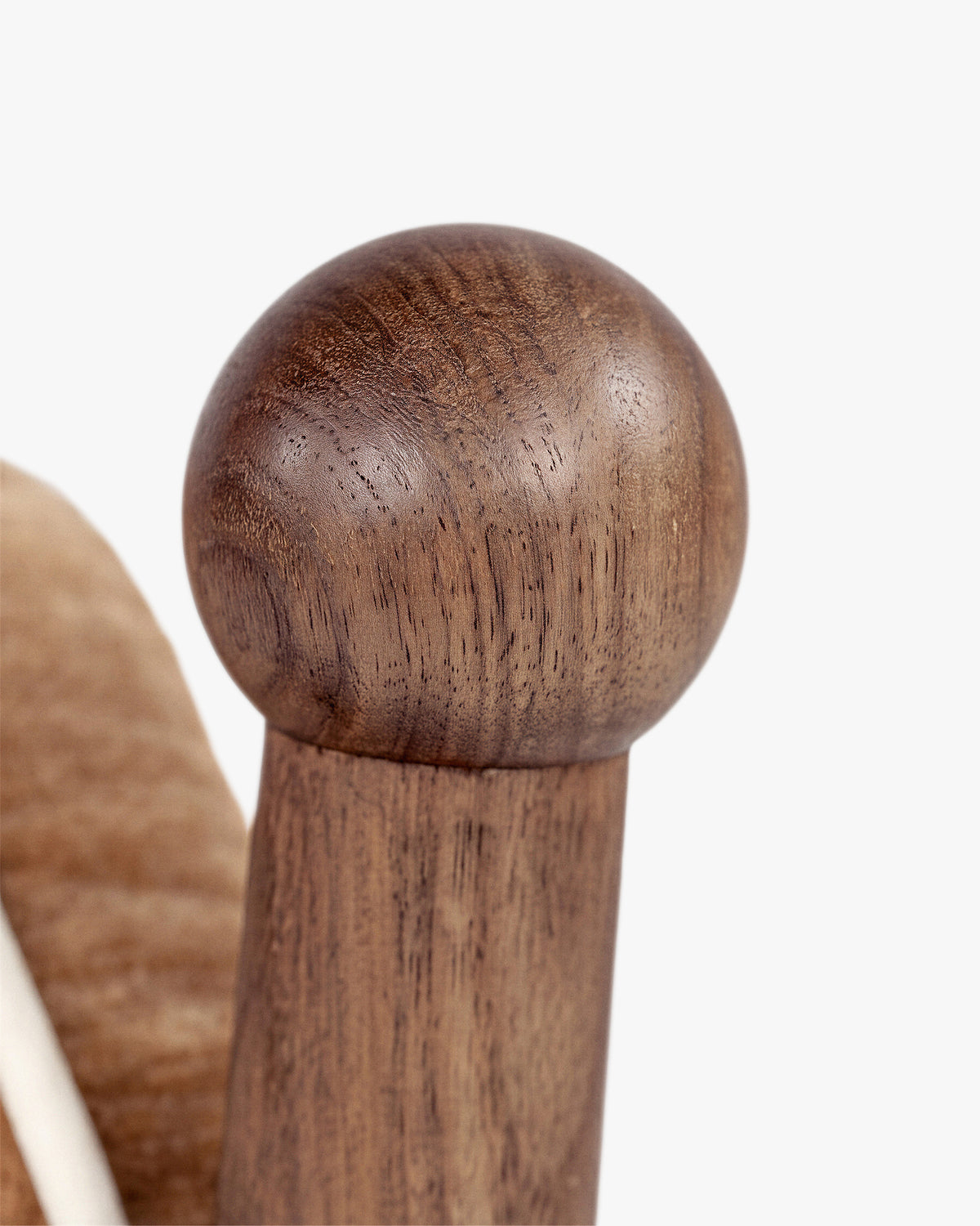 Chaise Anna - bois teinté noyer - fiche tournée en macro