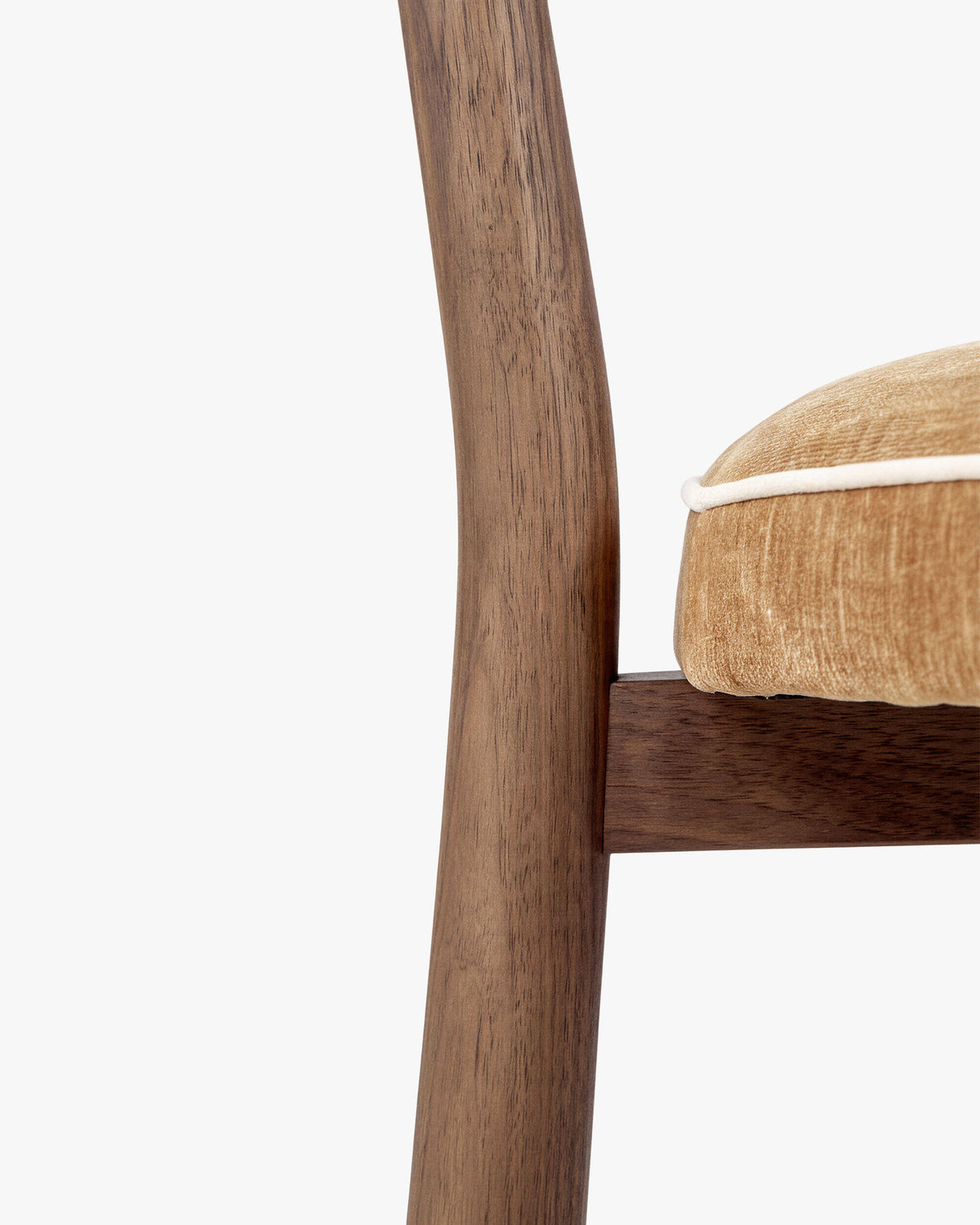 Chaise Anna - velours chenillé camel doré - jonction pied et assise en détail