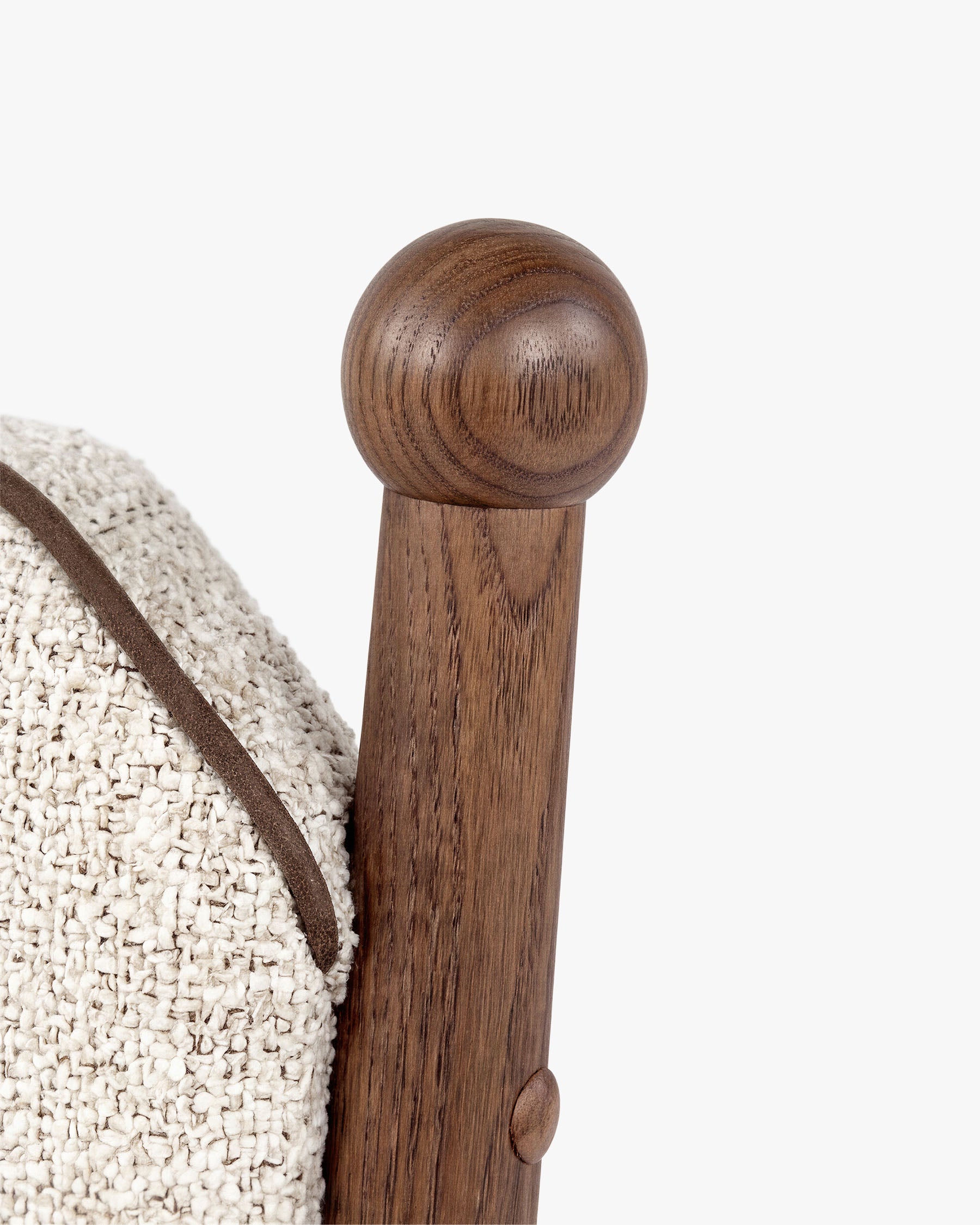 Chaise Anna - bois teinté noyer - fiche tournée en macro