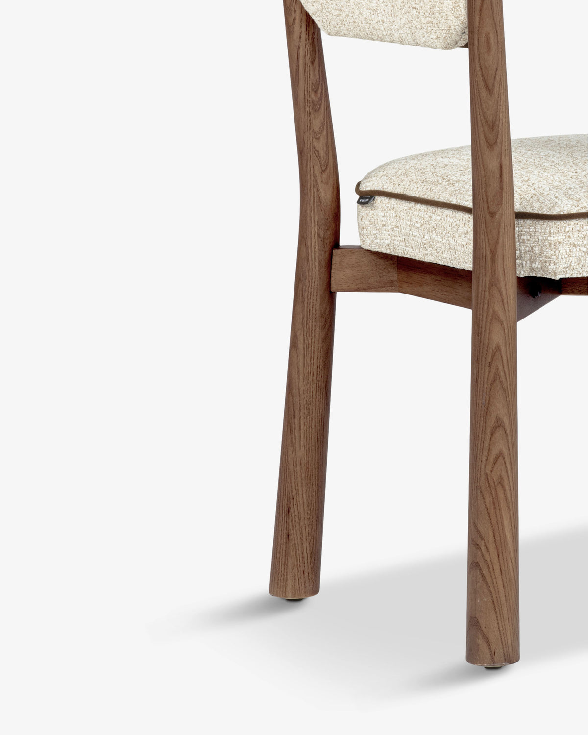 Chaise Anna - bois teinté noyer - pied et traverse en détail
