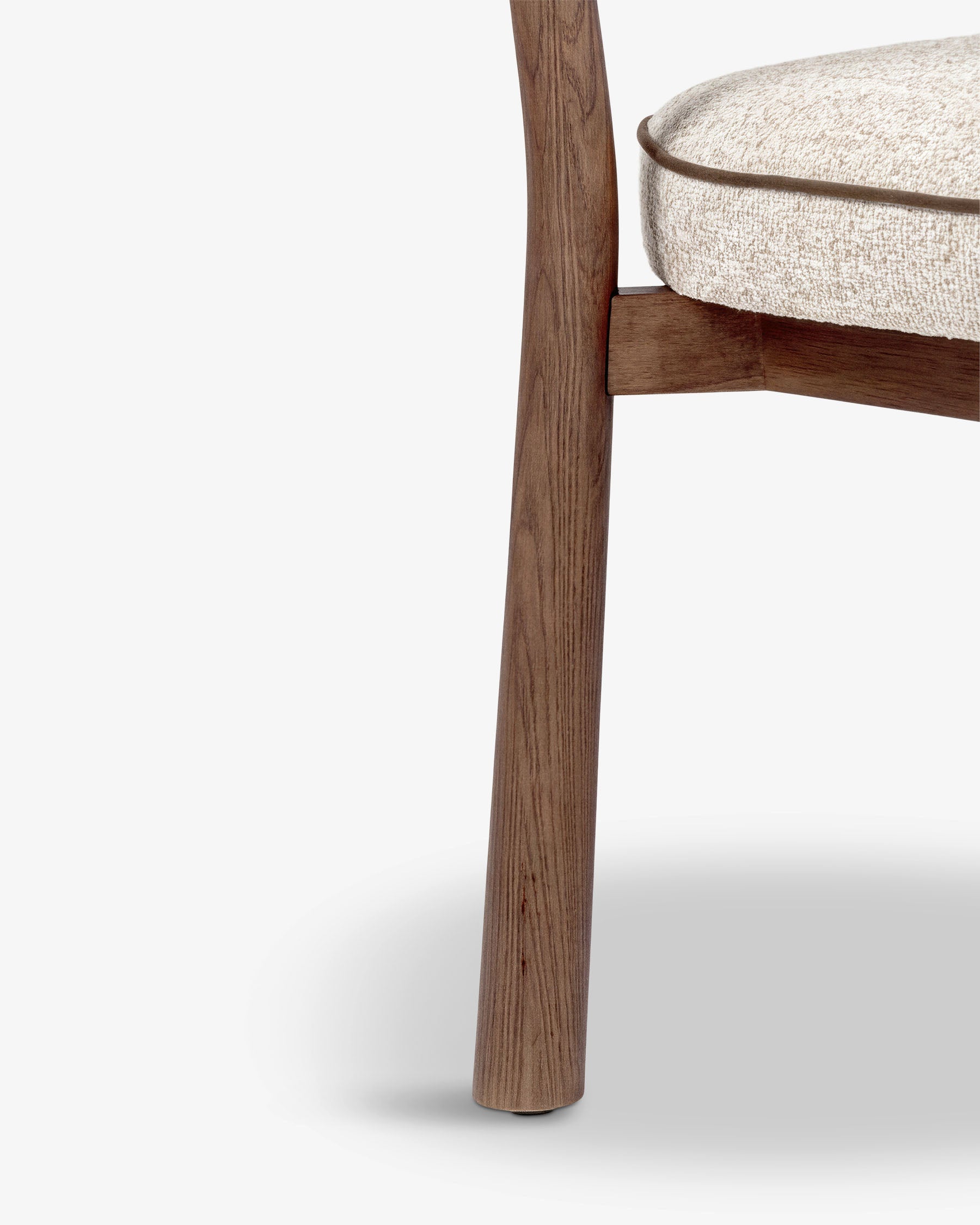 Chaise Anna - bois teinté noyer - jonction pied et assise en détail