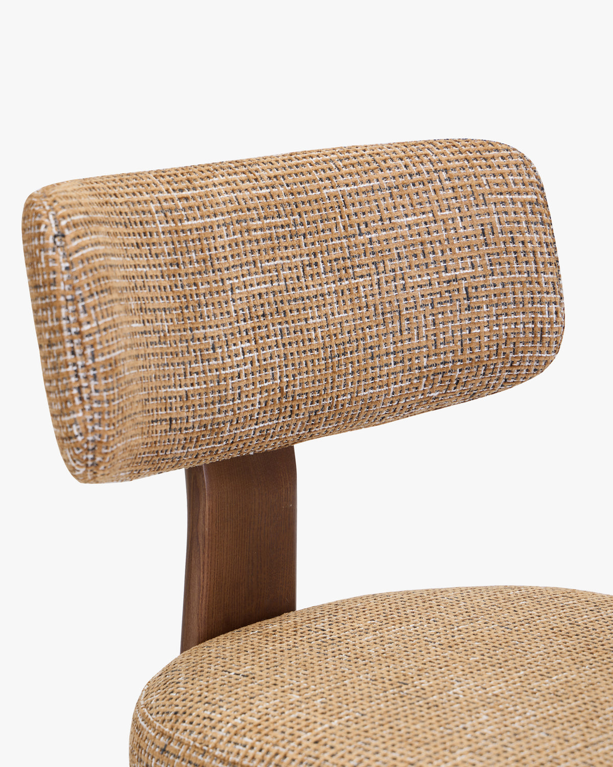 gros plan sur le tweed marron caramel du dossier et le montant en frêne d'une chaise MELIANA