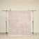 tapis CORTEX grand format, écru à ondulations beige en relief, sur un portant de studio