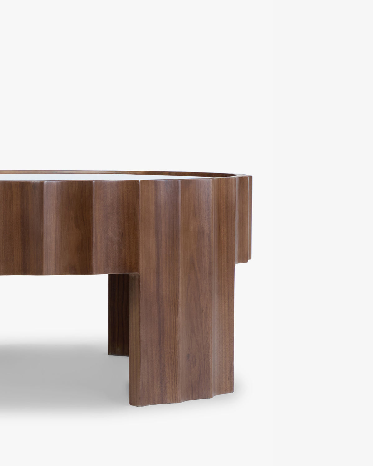 table basse CANNELATA - un pied prolongeant les cannelures incurvées de la ceinture en noyer